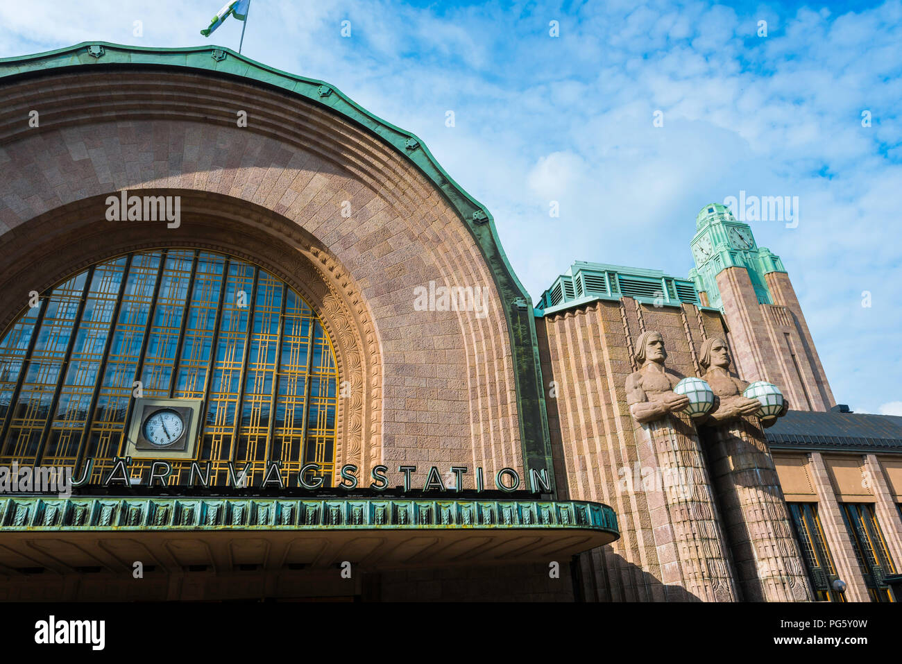 Hauptbahnhof Helsinki, Blick auf den Eingang zum Helsinki Central Station im Jugendstil, der 1919 von Eliel Saarinen in Finnland entworfen wurde. Stockfoto