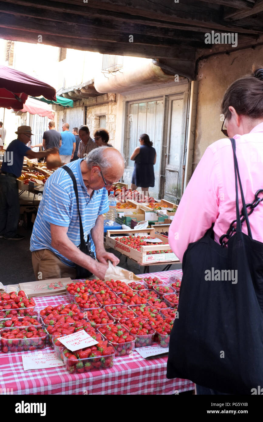 Frische Erdbeeren am Issigeac Sonntag Markt in Frankreich 2018 verkauft wird Stockfoto