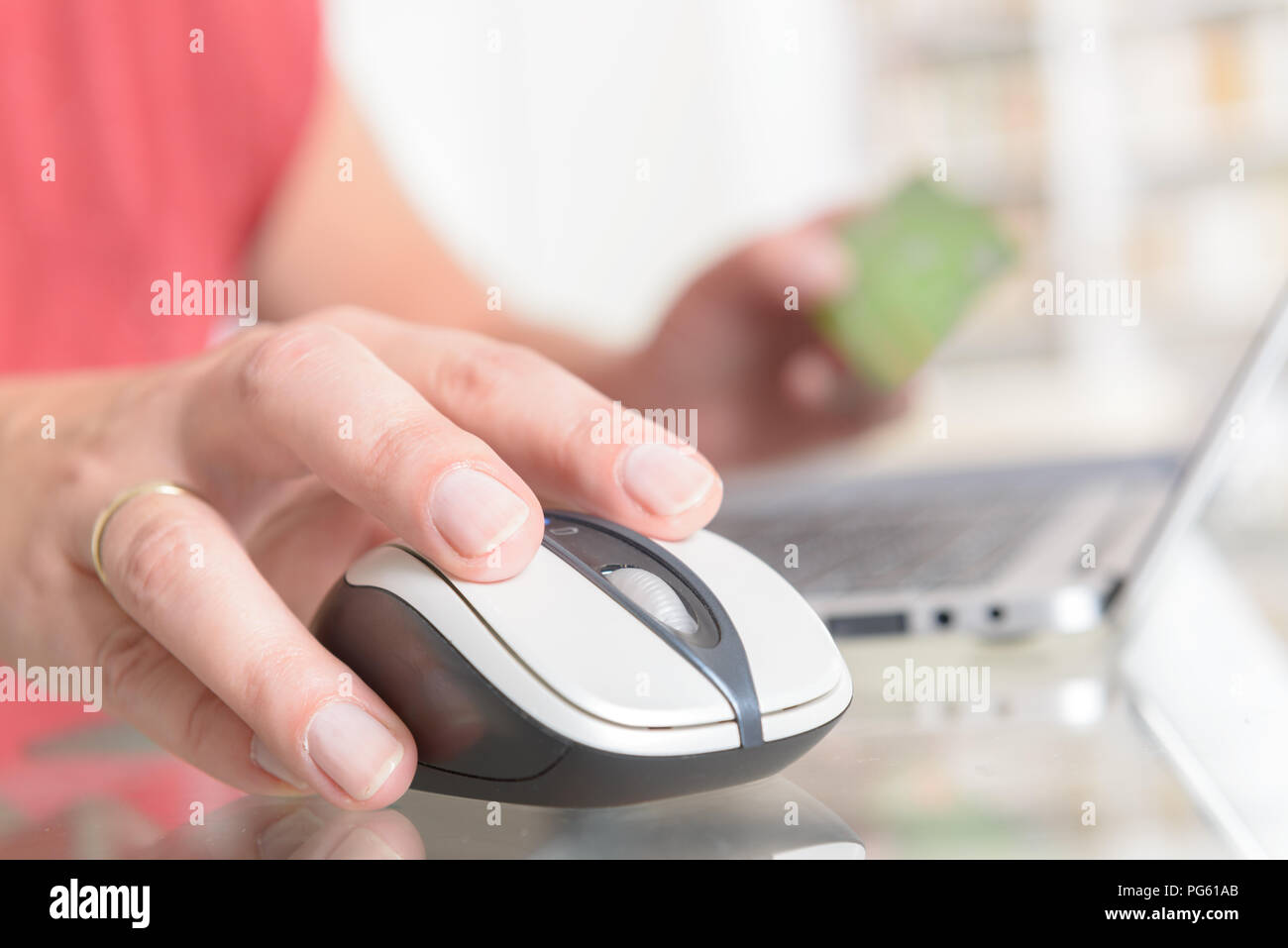 Woman's Hand, die Kreditkarte über Notebook und Sie online bezahlen, Konzept der e-commers und online Zahlung Stockfoto