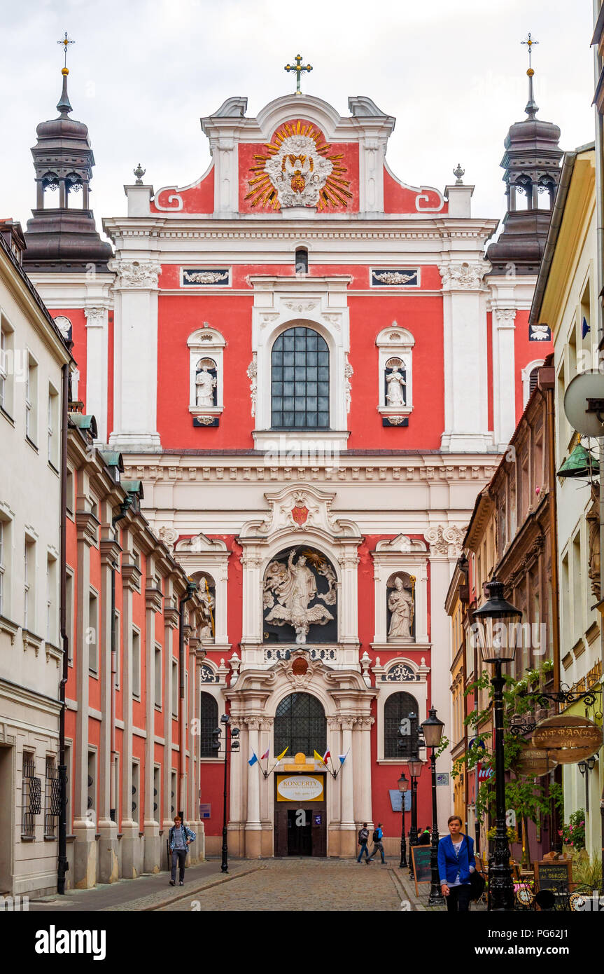 Ein rosa Fassade katholische Kirche, Fara Poznańska, in der Altstadt von Poznań (Posen), Polen