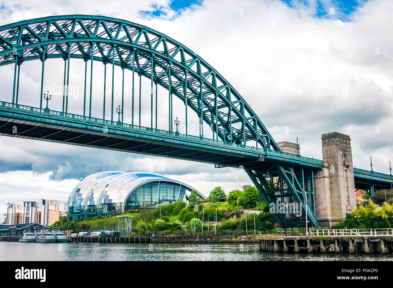 Die Tyne Bridge und dem Weisen Zentrum im Hintergrund in Newcastle, England, Großbritannien Stockfoto
