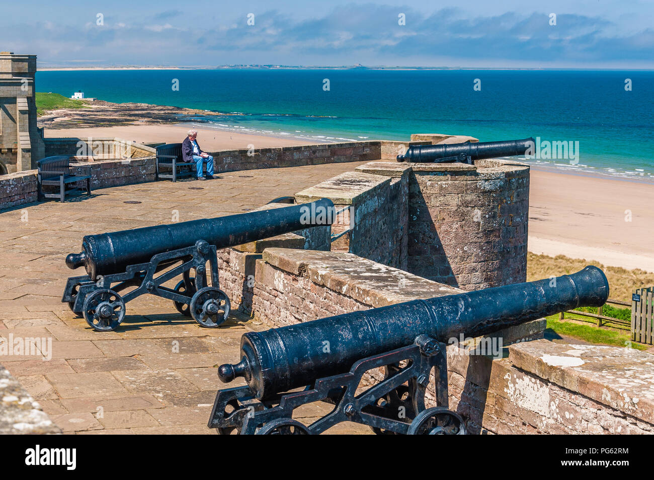 Alte Kanonen Blick von den Zinnen auf Bamburgh Castle, Northumberland, England, Großbritannien Stockfoto