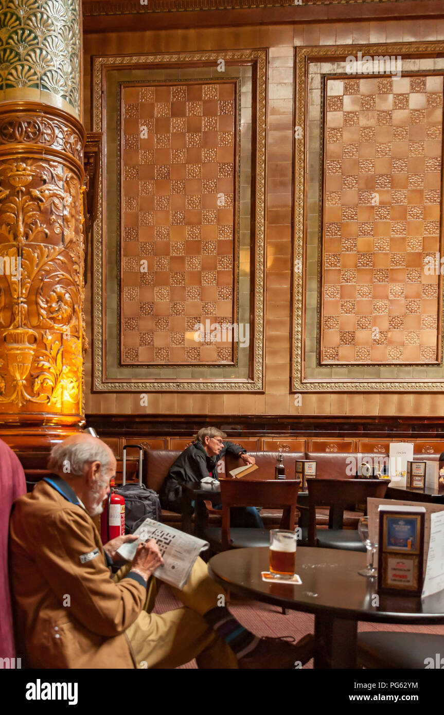 Der Hauptmann Pub am Bahnhof Newcastle in Newcastle, England, Großbritannien Stockfoto