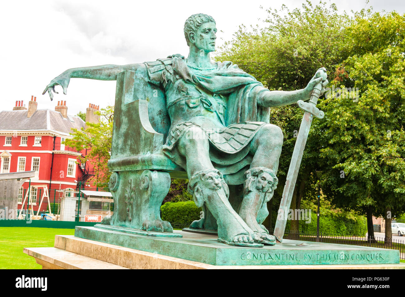 Statue von Kaiser Konstantin außerhalb York Minster in York, England, Großbritannien Stockfoto