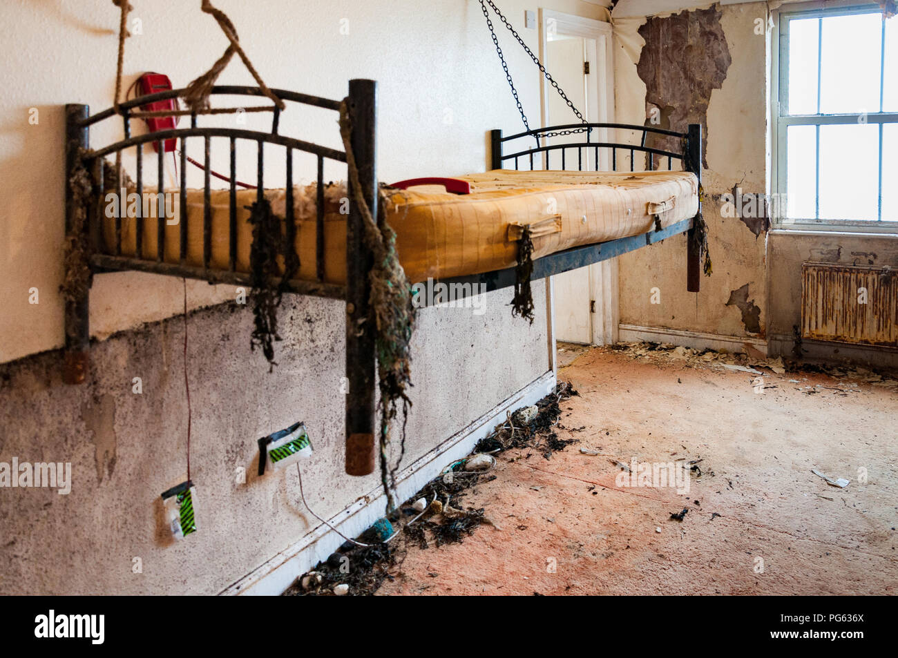 Eine Kunst, die Installation von einem Bett bis winched Flut in einem heruntergekommenen Zimmer im Nayland Rock Hotel, Margate, England, UK zu verpassen Stockfoto