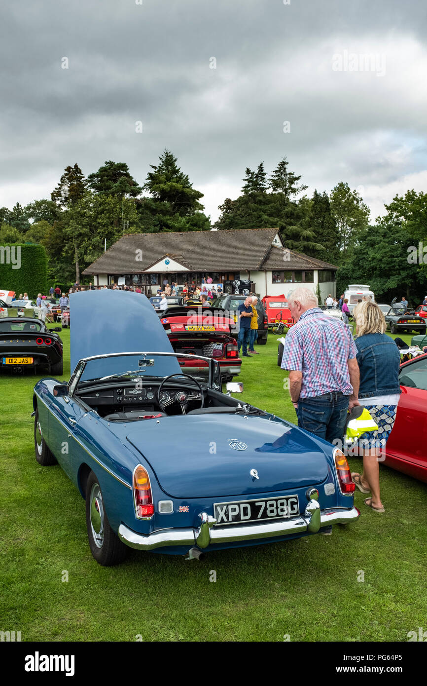 Eine blaue MGB Roadster an einem Oldtimertreffen in Wales. Stockfoto