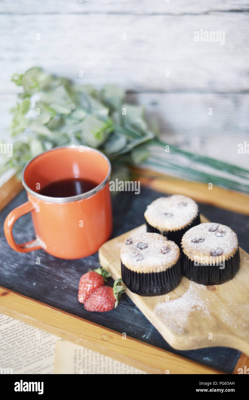 Fotografie von Kuchen, Erdbeer, Kaffee. Stockfoto