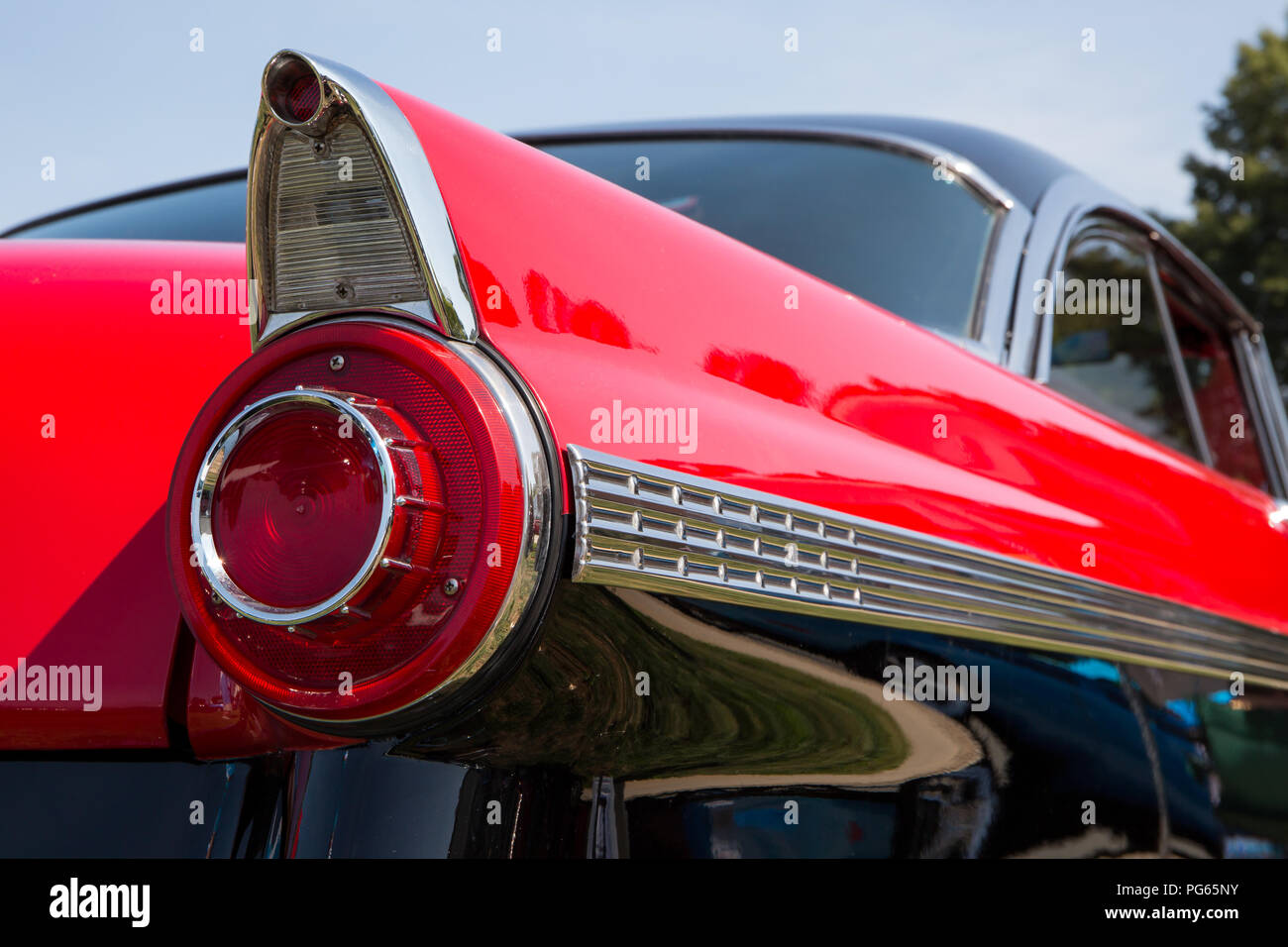 MATTHEWS, NC - 4. September 2017: Nahaufnahme von einem Ford 1956 Schwanzflosse auf Anzeige an der Matthews Auto & Motorrad Reunion Show. Stockfoto