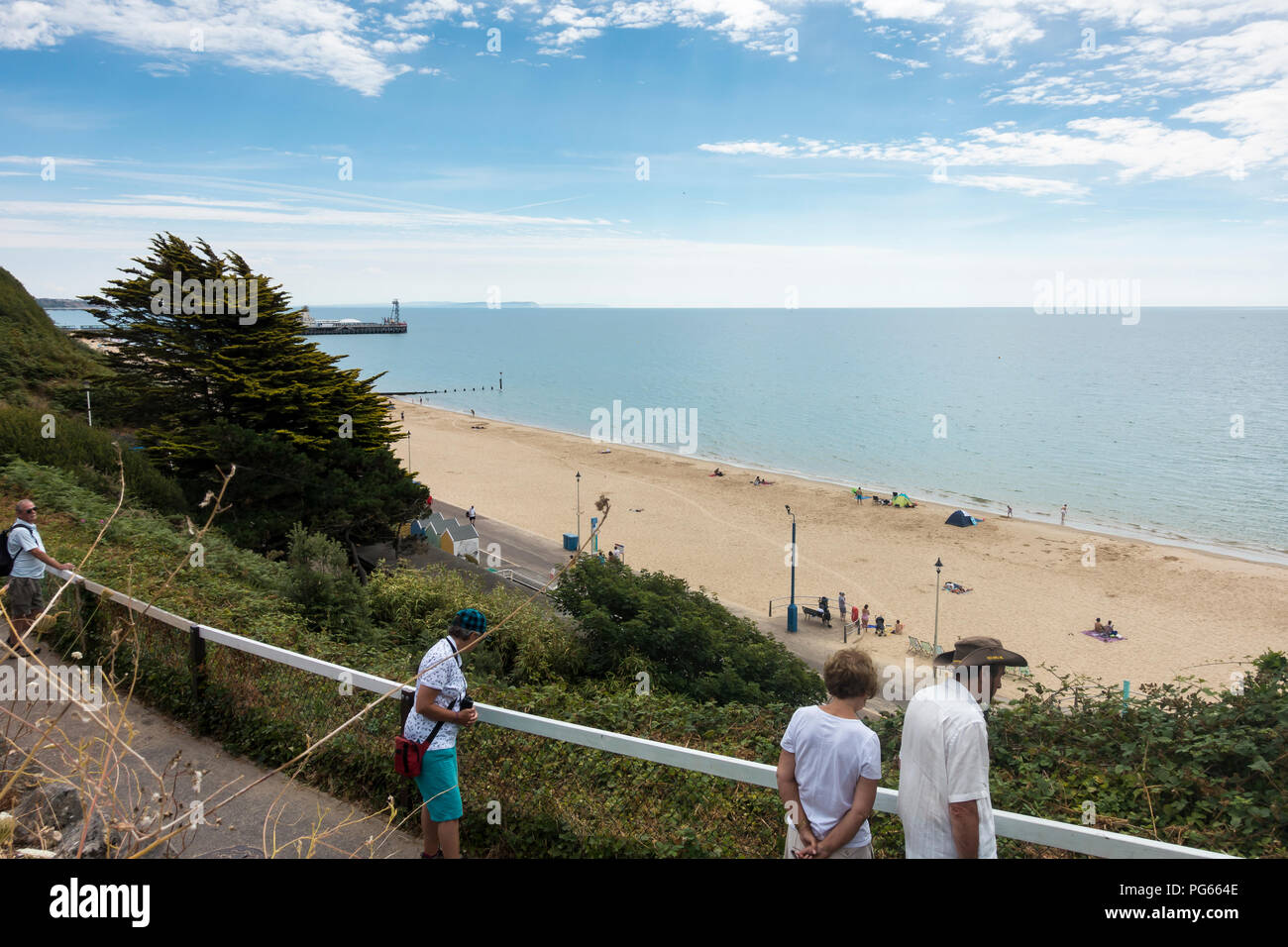 Blick auf den Strand von Bournemouth aus der West Cliff Zick-Zack-Weg, Sommer, Bournemouth, Dorset, Großbritannien Stockfoto