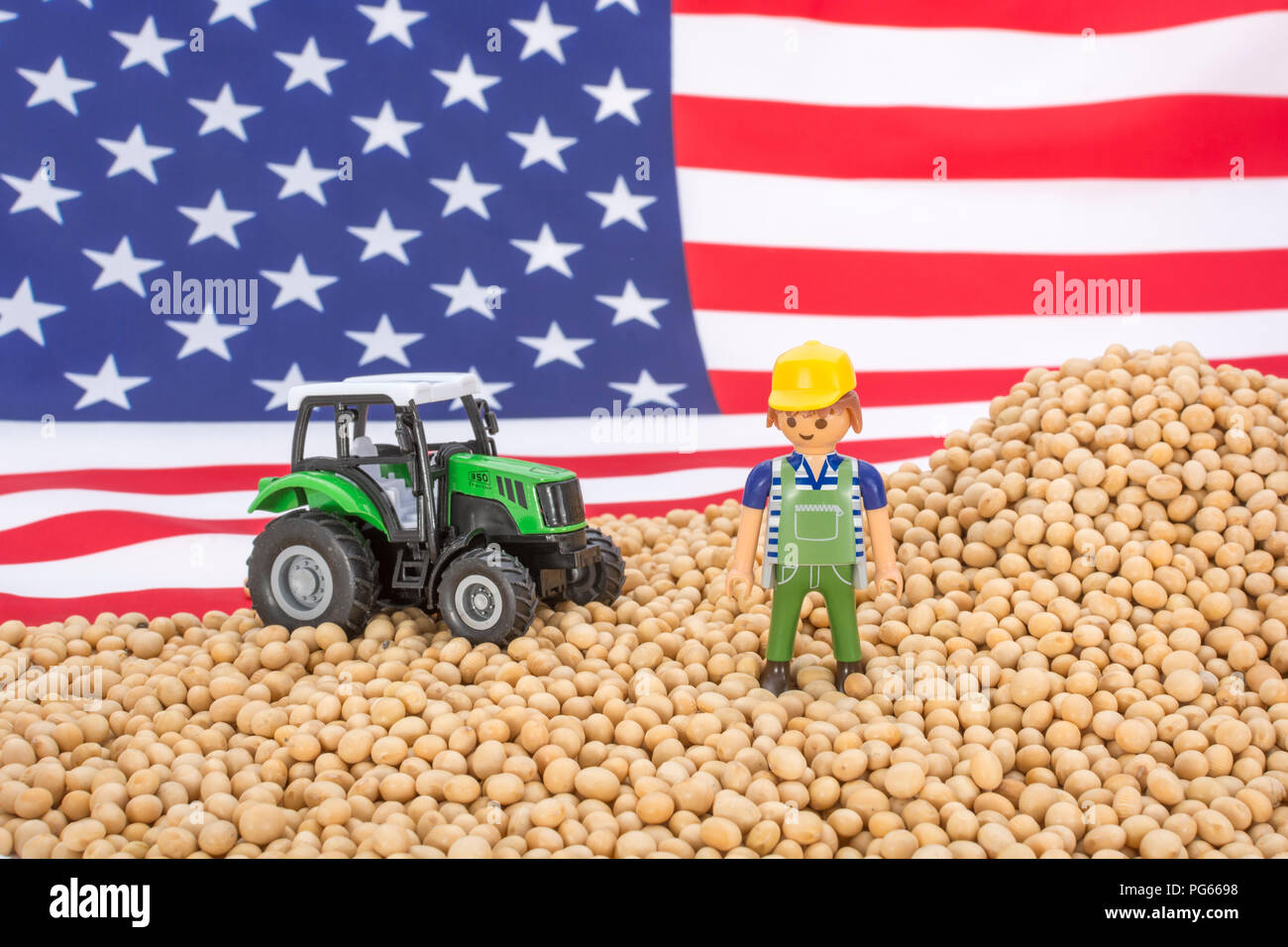 Amerikanische Flagge mit Blocklagerung Sojabohnen. Metapher US-China trade Krieg, China trade Tarife, US-Sojabohnen Landwirtschaft, amerikanische Landwirte, Soja Ware Stockfoto