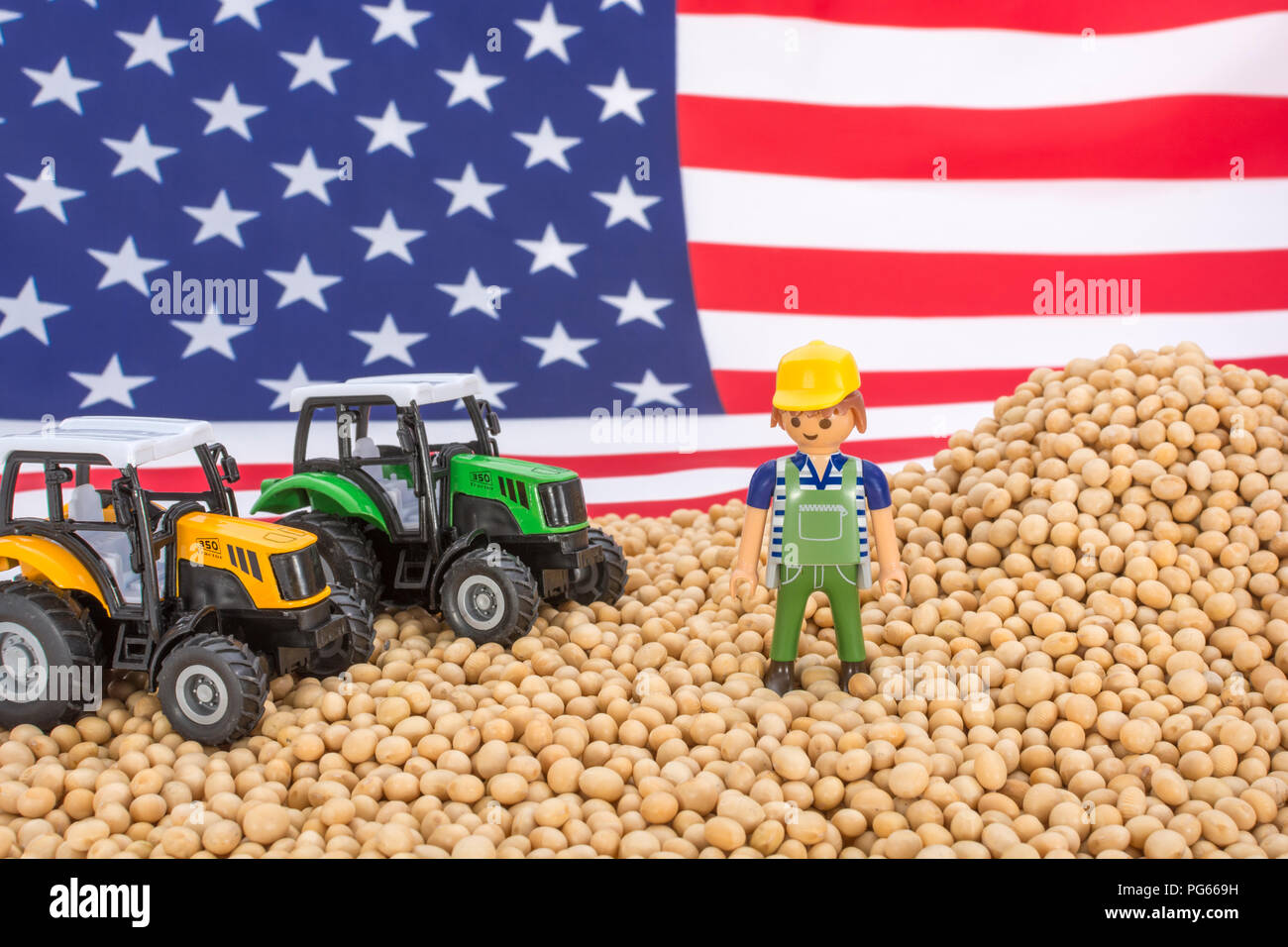 Amerikanische Flagge mit Blocklagerung Sojabohnen. Metapher US-China trade Krieg, China trade Tarife, US-Sojabohnen Landwirtschaft, amerikanische Landwirte, Soja Ware Stockfoto