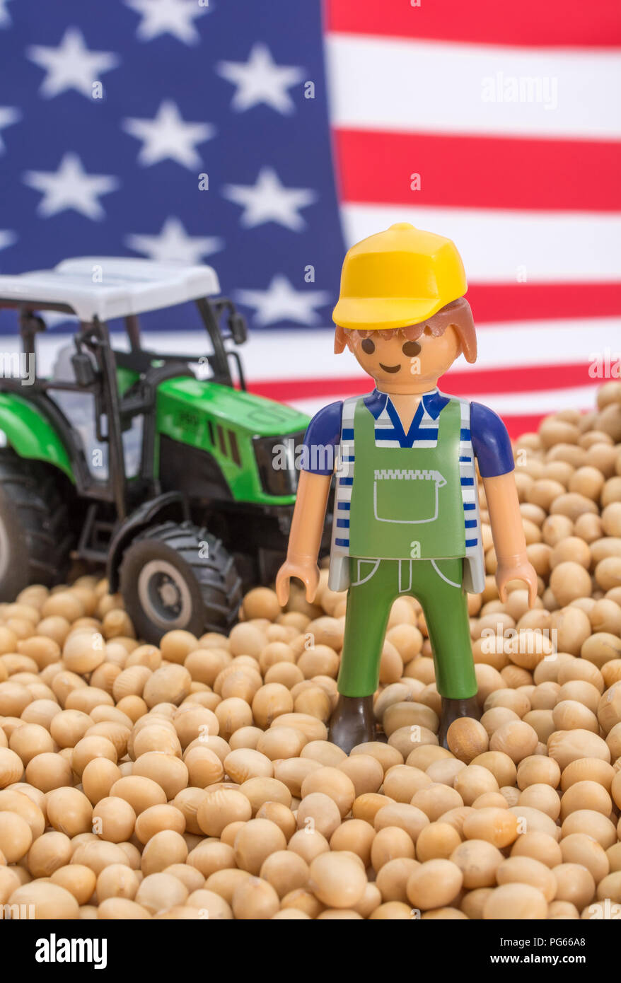 Amerikanische Flagge mit Blocklagerung Sojabohnen. Metapher US-China trade Krieg, China trade Tarife, US-Sojabohnen Landwirtschaft, amerikanische Landwirte, Soja Ware Stockfoto