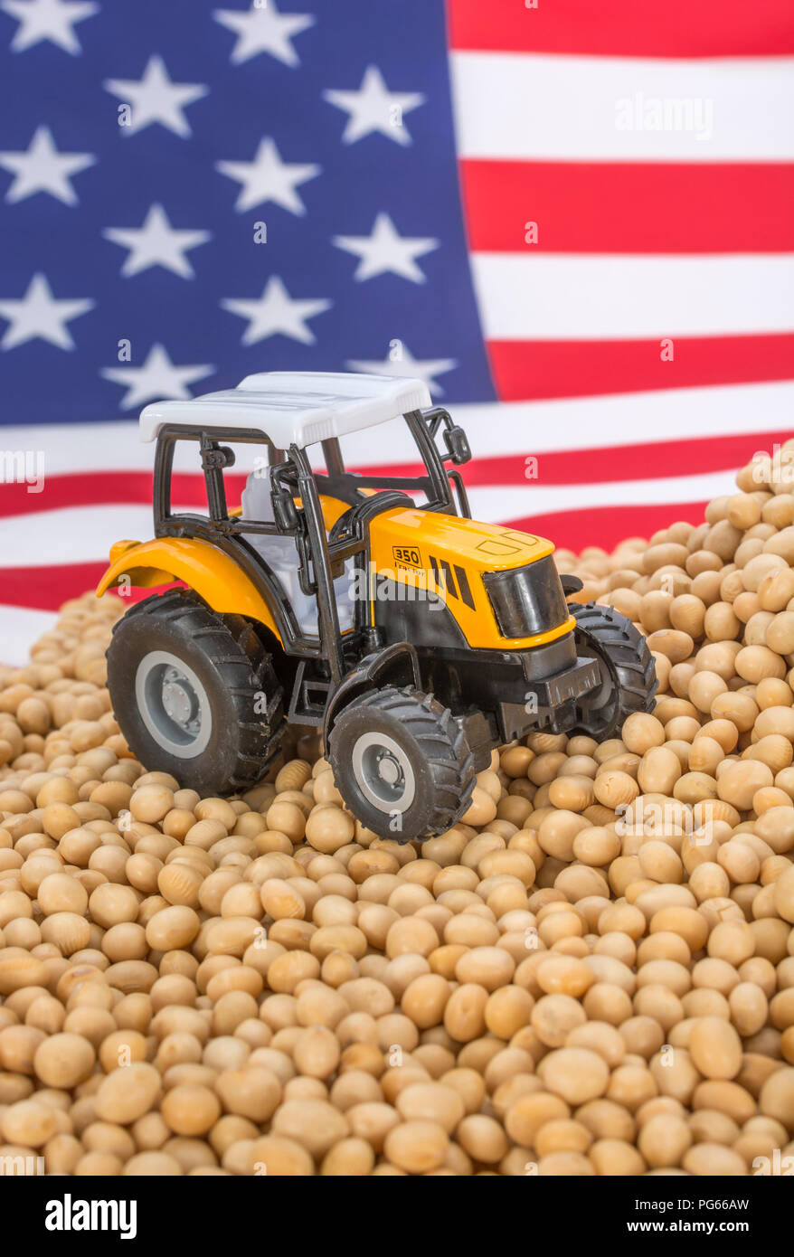 Amerikanische Flagge mit Blocklagerung Sojabohnen. Metapher US-China trade Krieg, China trade Tarife, US-Sojabohnen Landwirtschaft, amerikanische Landwirte, Soja Ware Stockfoto