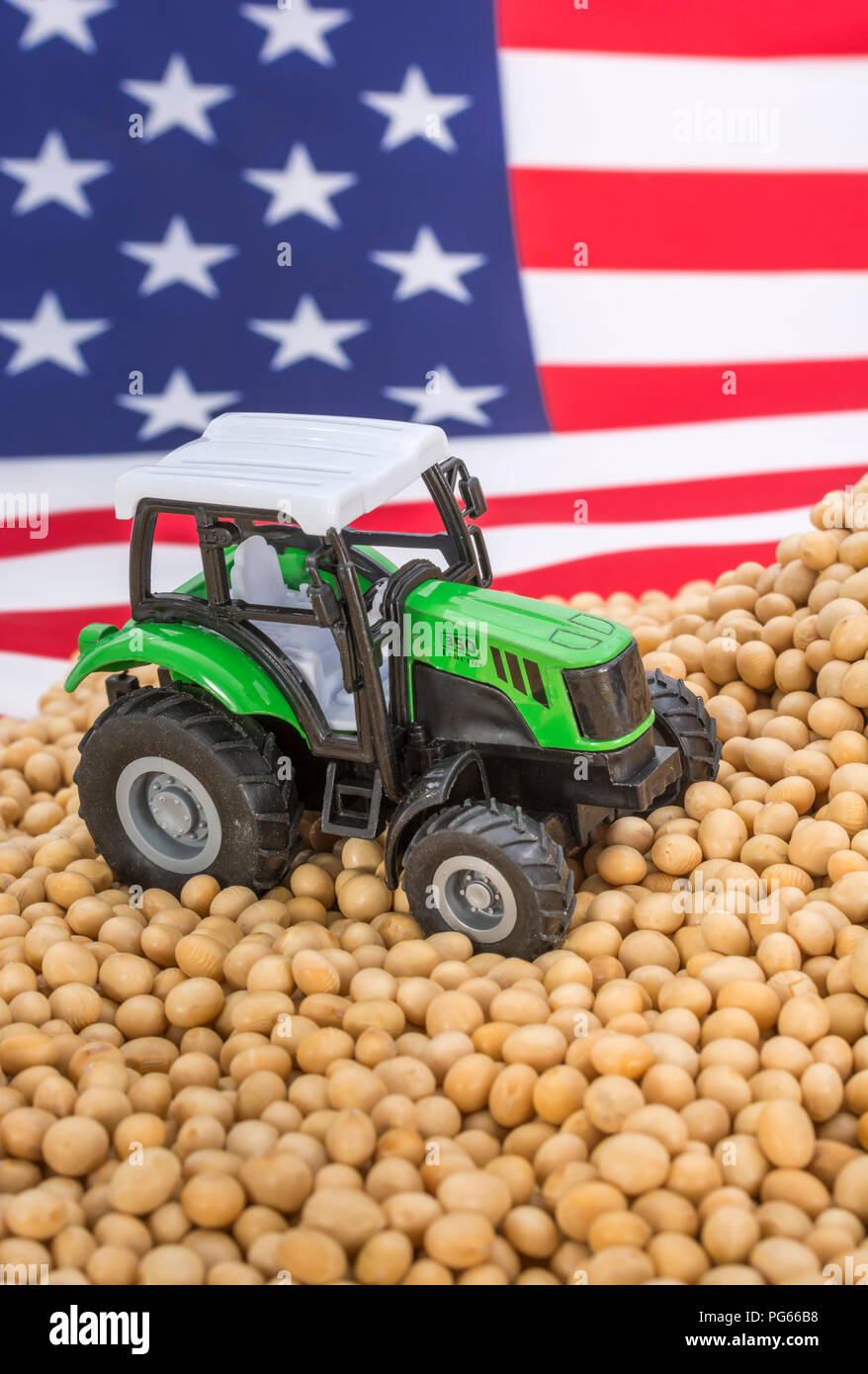 Amerikanische Flagge mit Blocklagerung Sojabohnen. Metapher US-China trade Krieg, China trade Tarife, US-Sojabohnen Landwirtschaft, amerikanische Landwirte, Soja Ware Stockfoto