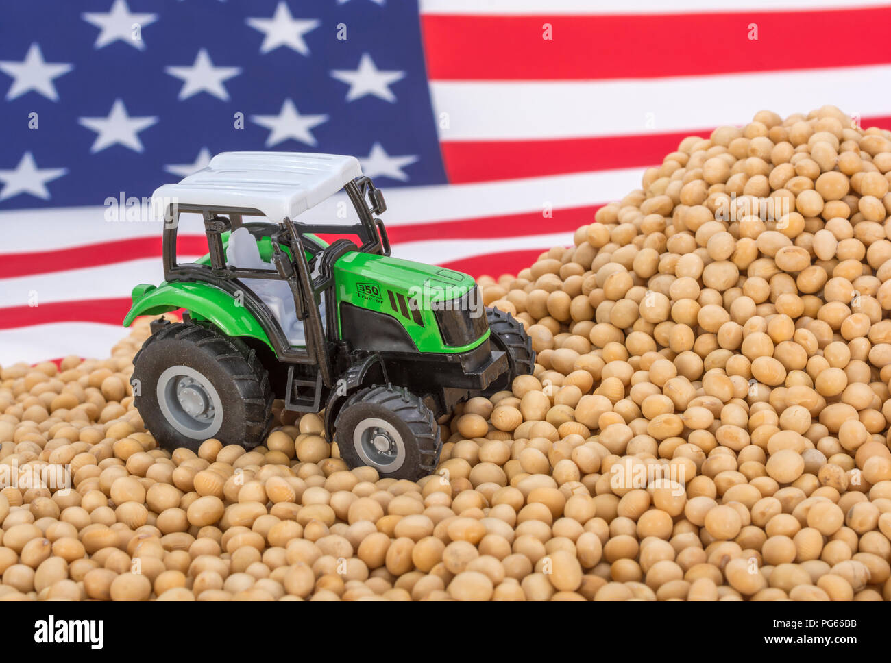 Amerikanische Flagge mit Blocklagerung Sojabohnen. Metapher US-China trade Krieg, China trade Tarife, US-Sojabohnen Landwirtschaft, amerikanische Landwirte, Soja Ware Stockfoto