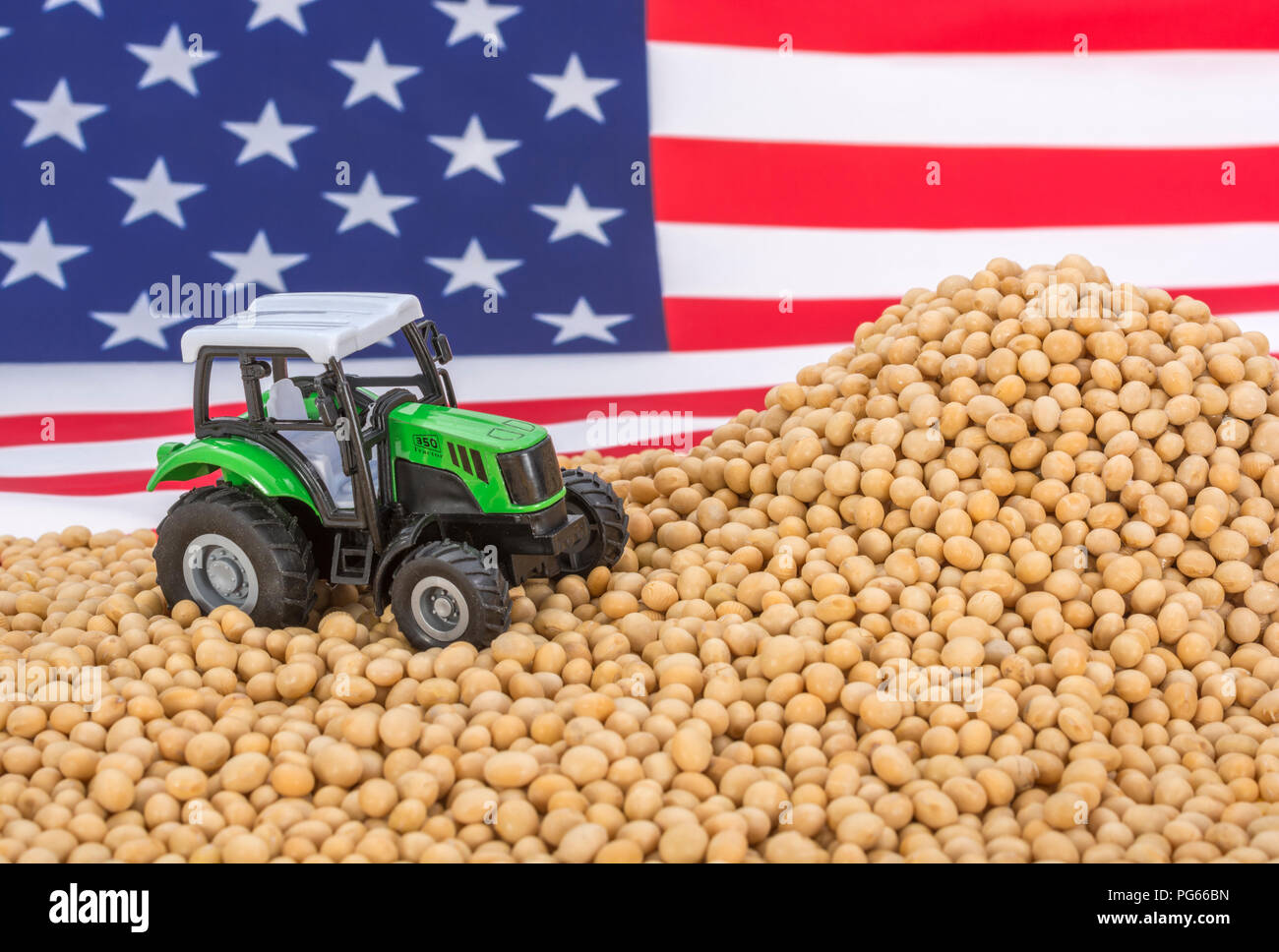 Amerikanische Flagge mit Blocklagerung Sojabohnen. Metapher US-China trade Krieg, China trade Tarife, US-Sojabohnen Landwirtschaft, amerikanische Landwirte, Soja Ware Stockfoto