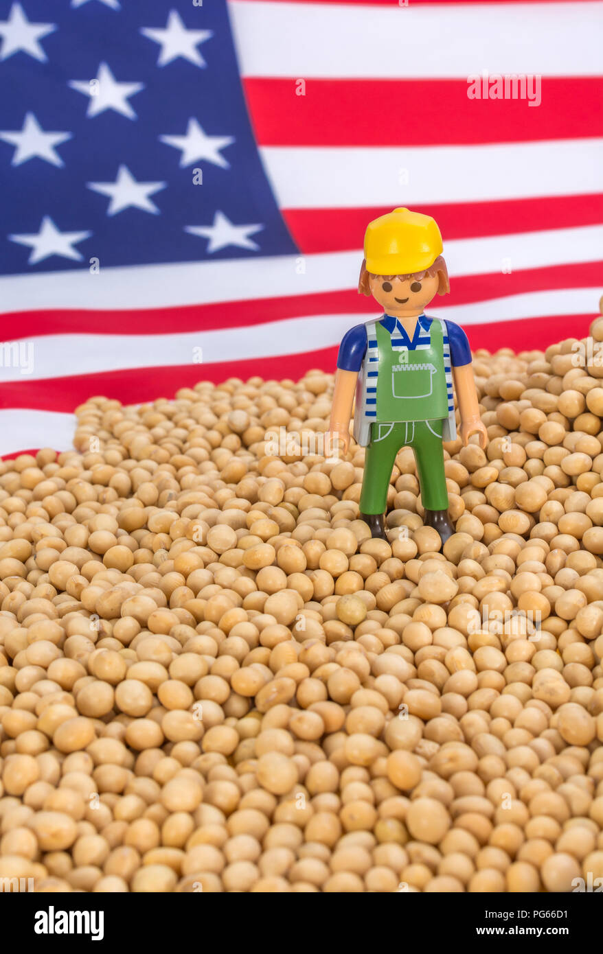 Amerikanische Flagge mit Blocklagerung Sojabohnen. Metapher US-China trade Krieg, China trade Tarife, US-Sojabohnen Landwirtschaft, amerikanische Landwirte, Soja Ware Stockfoto