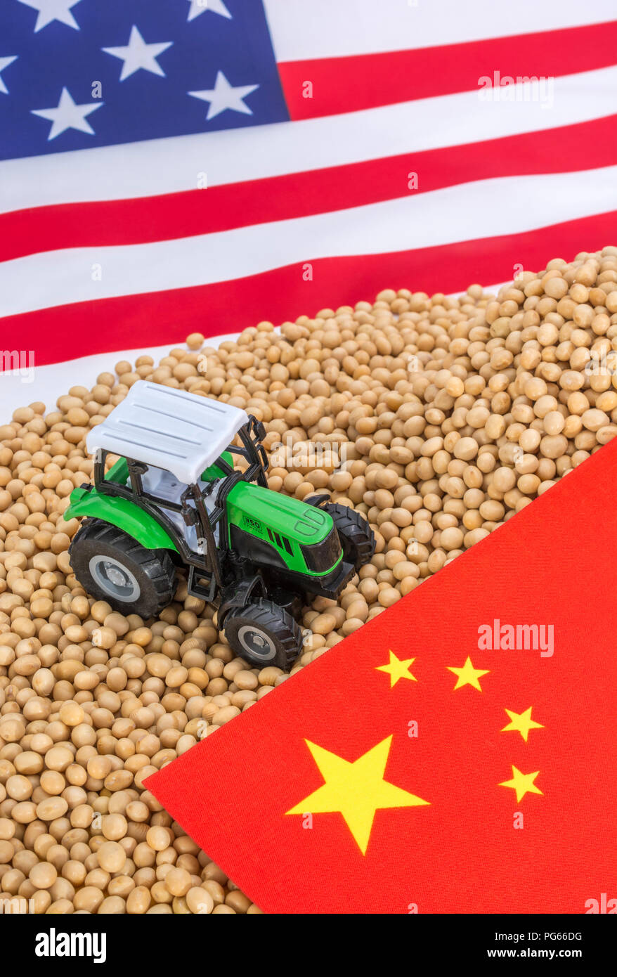 Amerikanische Flagge mit Blocklagerung Sojabohnen. Metapher US-China trade Krieg, China trade Tarife, US-Sojabohnen Landwirtschaft, amerikanische Landwirte, Soja Ware Stockfoto