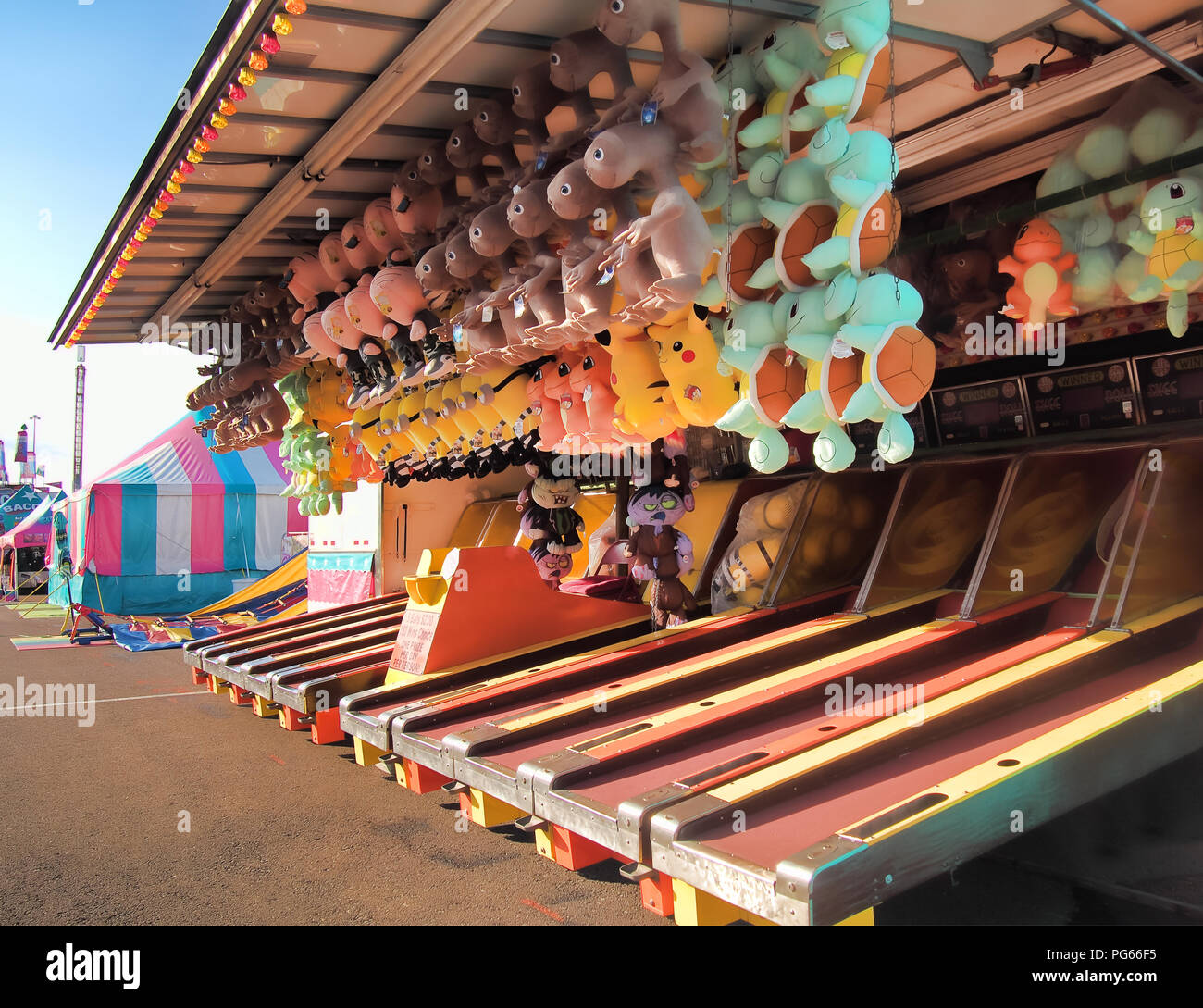 Geddes, New York, USA. August 23, 2018. Ball Spiel des Zufalls auf das Midway an der New York State Fair vor dem Öffnen Stockfoto