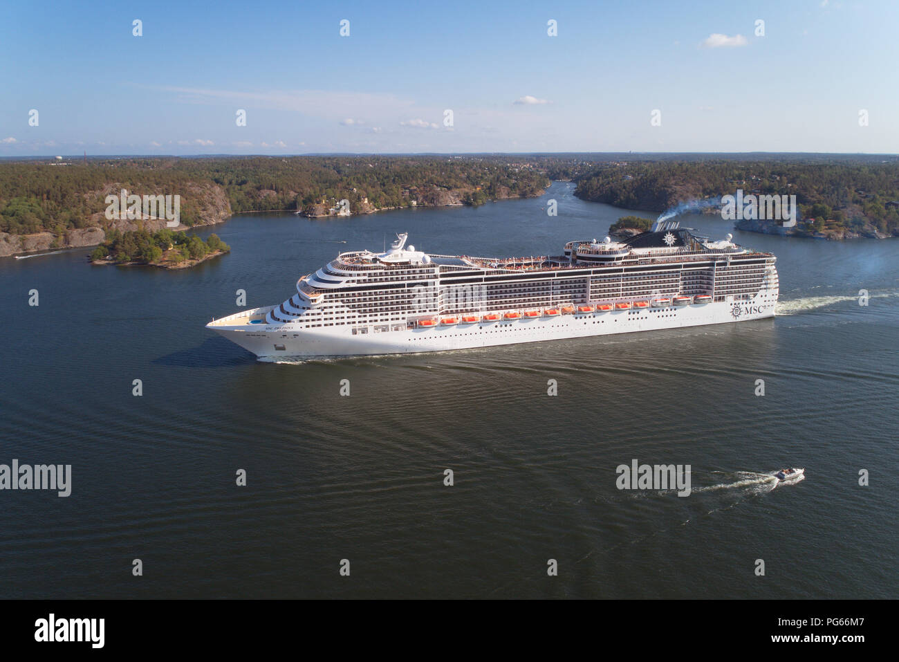 Lidingo, Schweden - 31. Juli 2018: Luftaufnahme des Kreuzfahrtschiff MSC Preziosa von MSC Kreuzfahrten Stockholm auf eine 15 Tage betrieben, Round-trip Northe Stockfoto