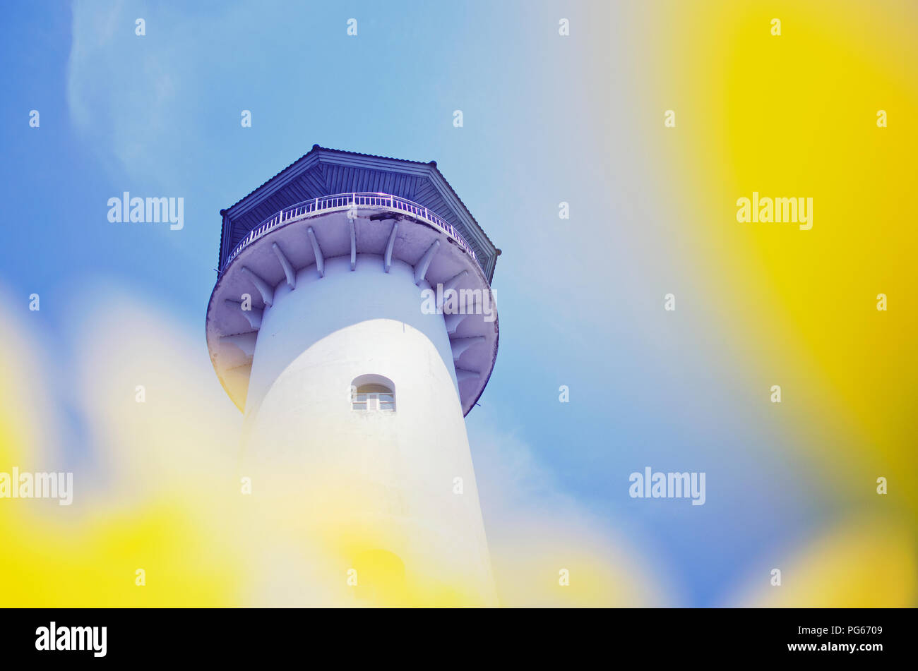 Nahaufnahme von einem Leuchtturm; Weiß Leuchtturm gegen den blauen Himmel Stockfoto