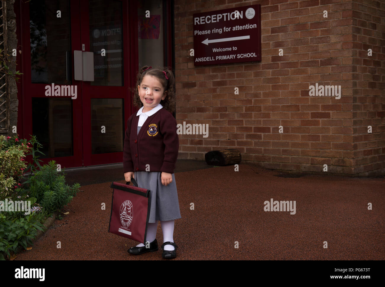 Junge Mädchen an ihrem ersten Tag, Ansdell Grundschule Stockfoto