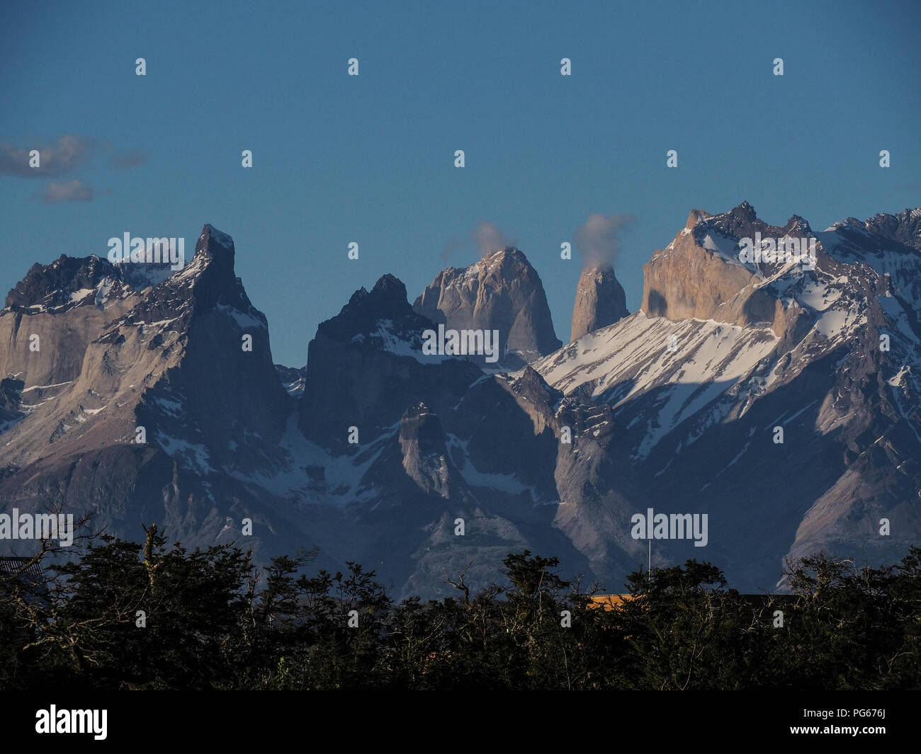 Torres del Paine Nationalpark (Spanisch: Parque Nacional Torres del Paine) mit den Türmen von Paine und Paine Hörner, südlichen chilenischen Patagonien. Stockfoto