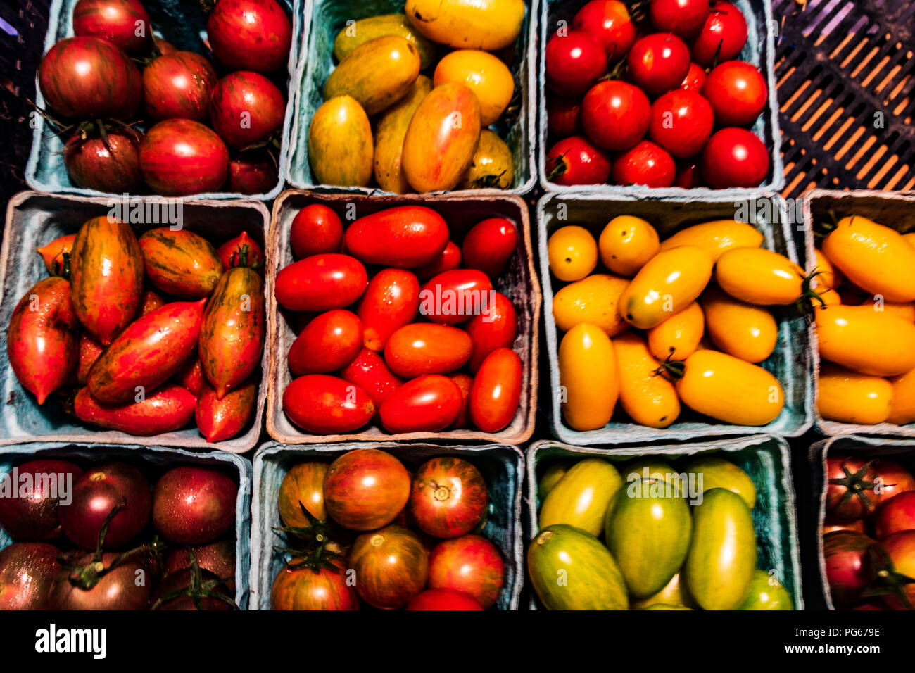 Grüne, Gelbe und rote Trauben Tomaten auf dem Hof stehen Stockfoto
