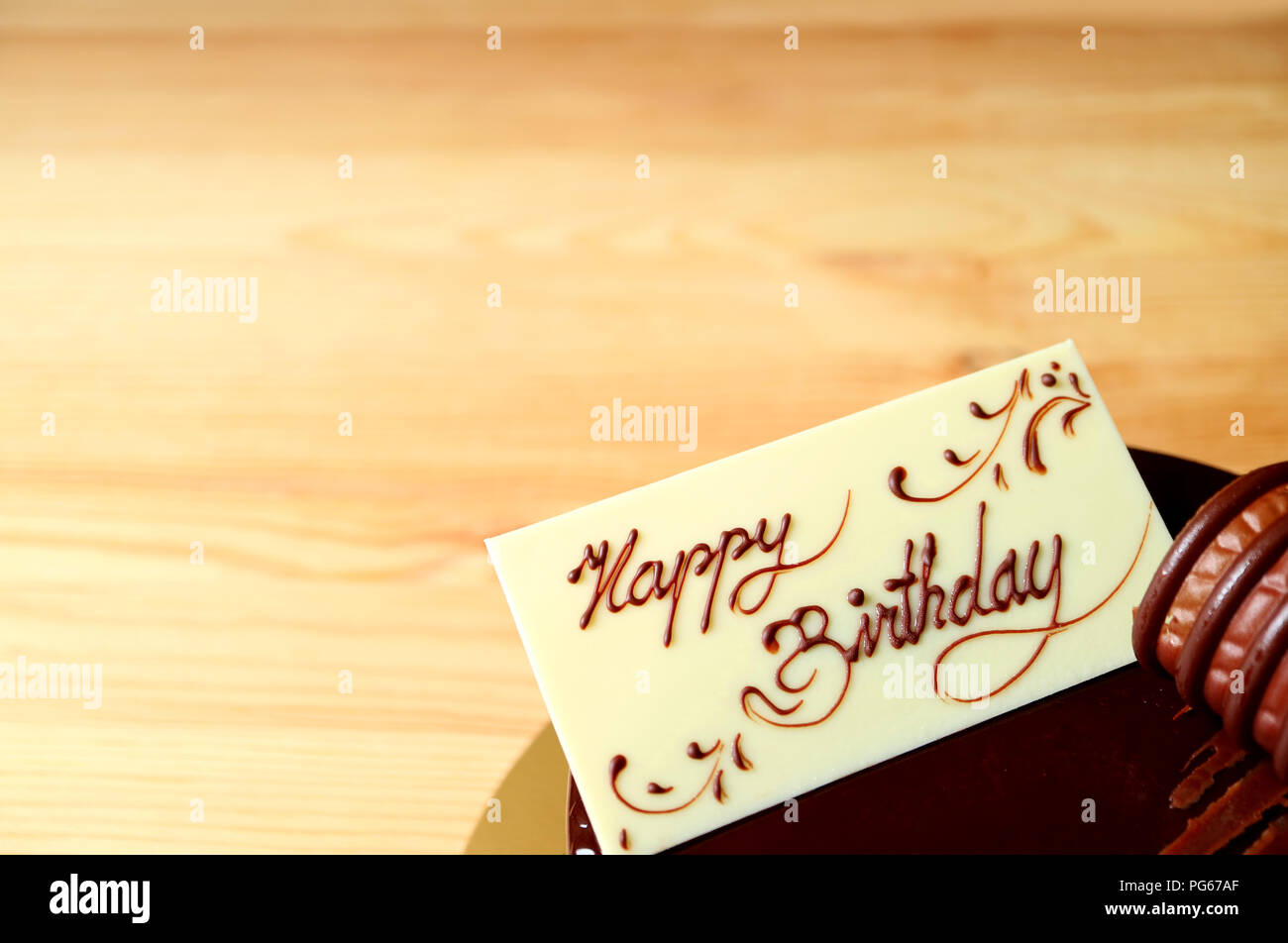 Herzlichen Glückwunsch zum Geburtstag Grußkarte aus weißer Schokolade auf Schokolade Kuchen verziert, verschwommenen Hintergrund mit Kopie Raum Stockfoto