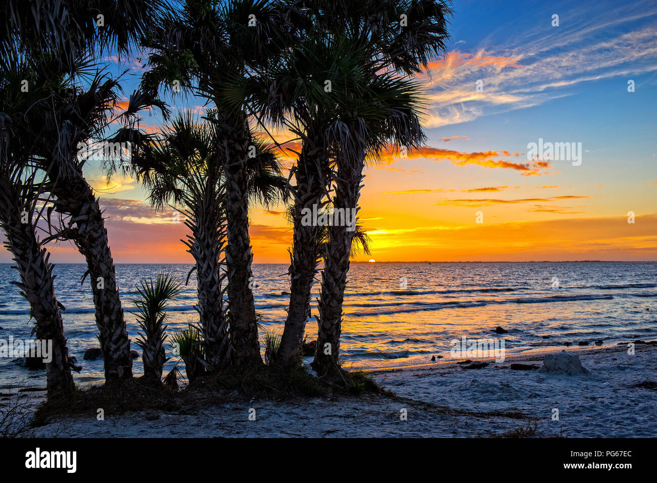 Sonnenuntergang von der Causeway Strand zwischen Sanibeil Insel und Fort Myers, Florida. Stockfoto