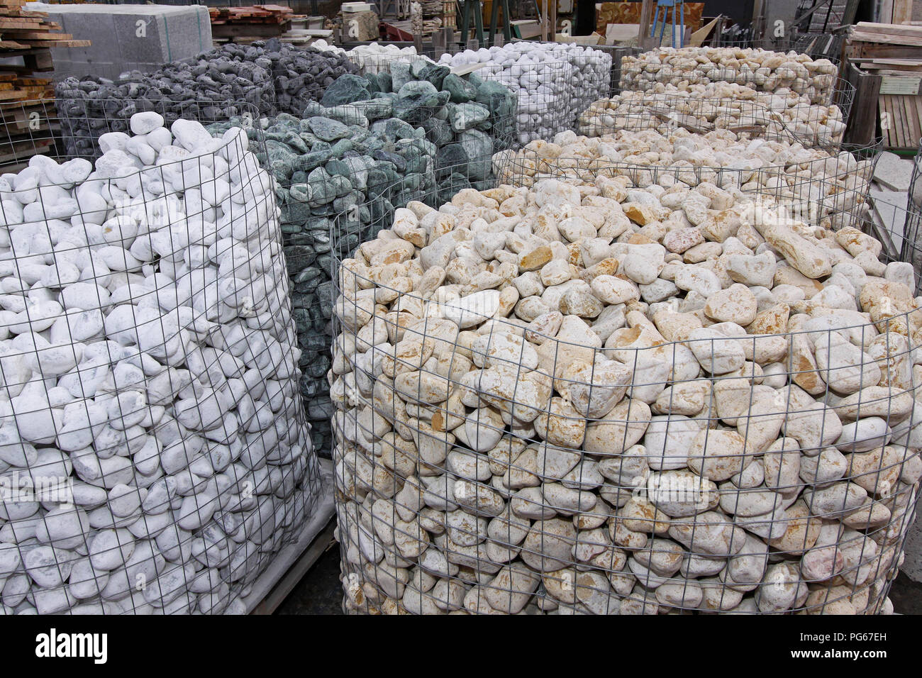 Industriehalle mit Steinen und Kieseln in Bulk Verpackung Stockfoto