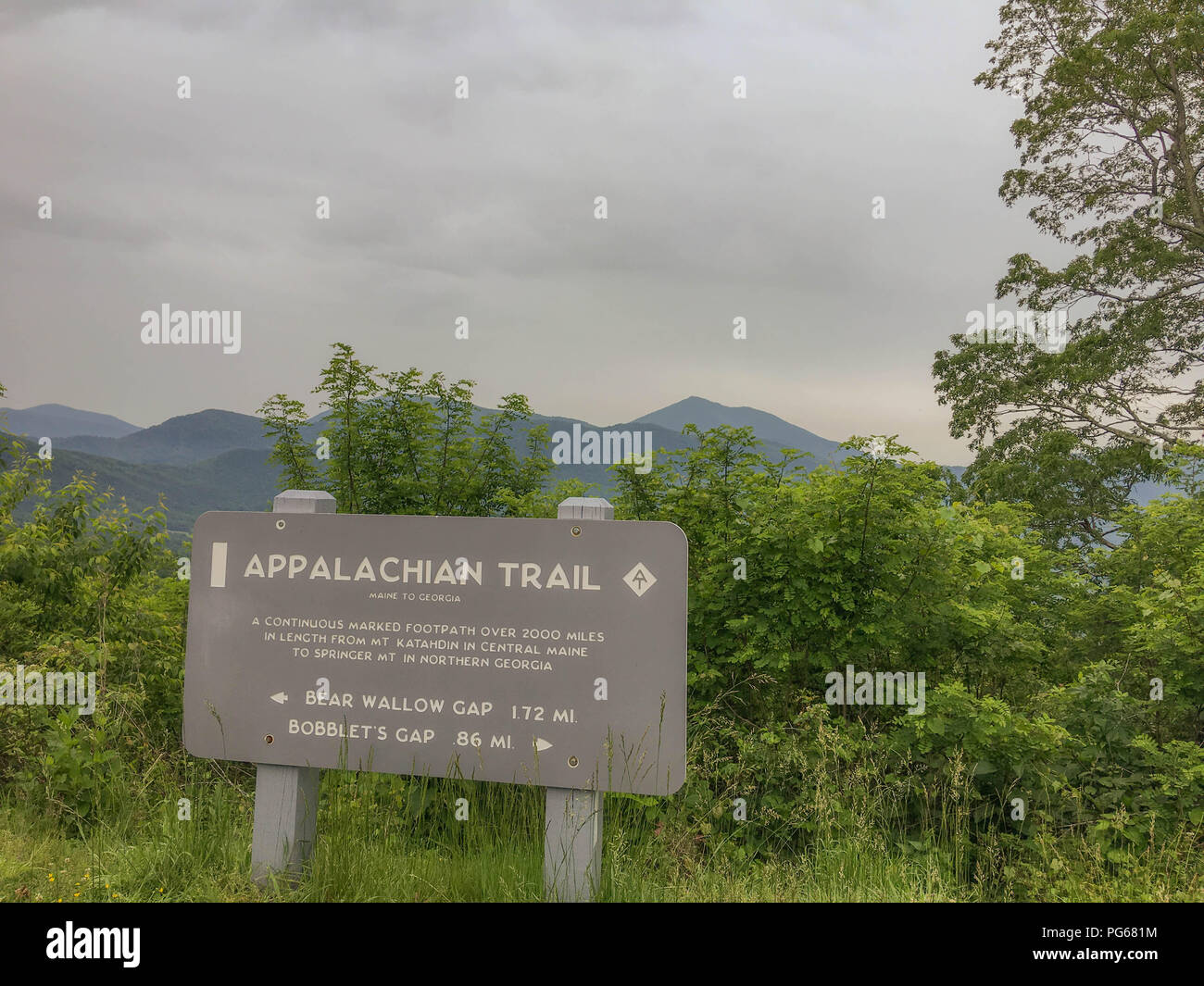 Historische Appalachian Trail Signage Tourismus Foto Blue Ridge Parkway schöne Aussicht mit Blick auf Vista Beobachtung Bereich bewölkten Tag Landschaft Fotografie Stockfoto