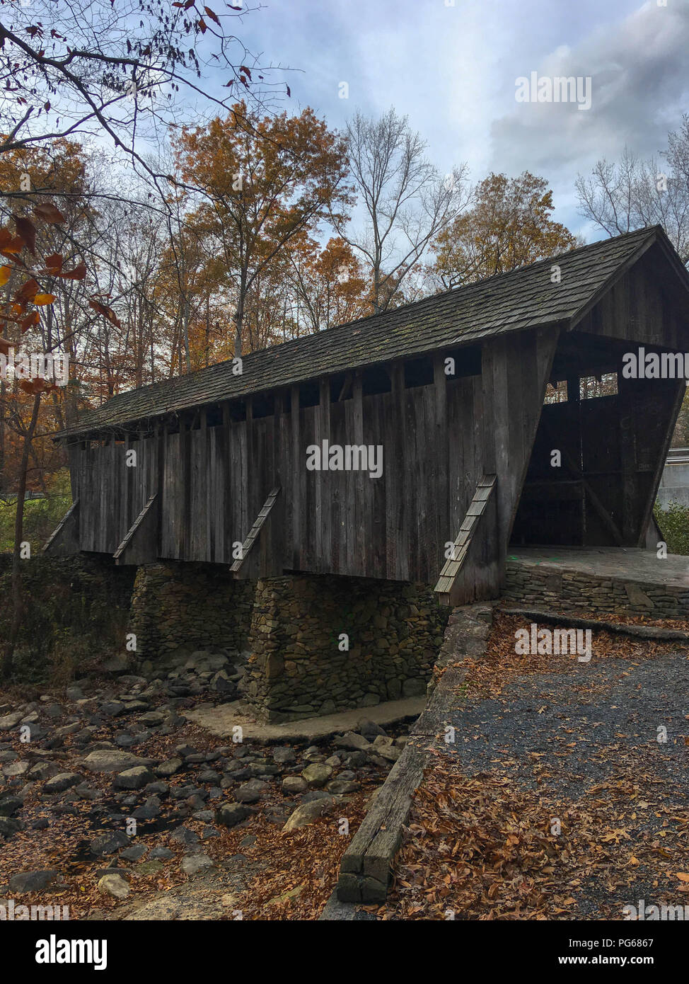 Malerischer Blick Historische rustikalen Vintage Antik alte Single Lane hölzerne Brücke alte Struktur Wahrzeichen Iconic Americana Relikt Winkelansicht Stockfoto