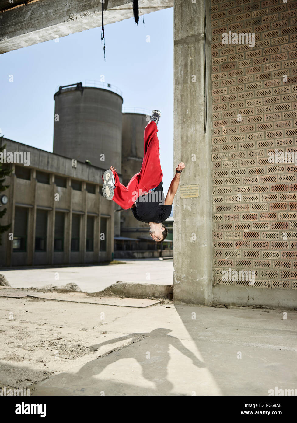 Der Mensch in der Luft während der FREERUNNING Übung springen Stockfoto