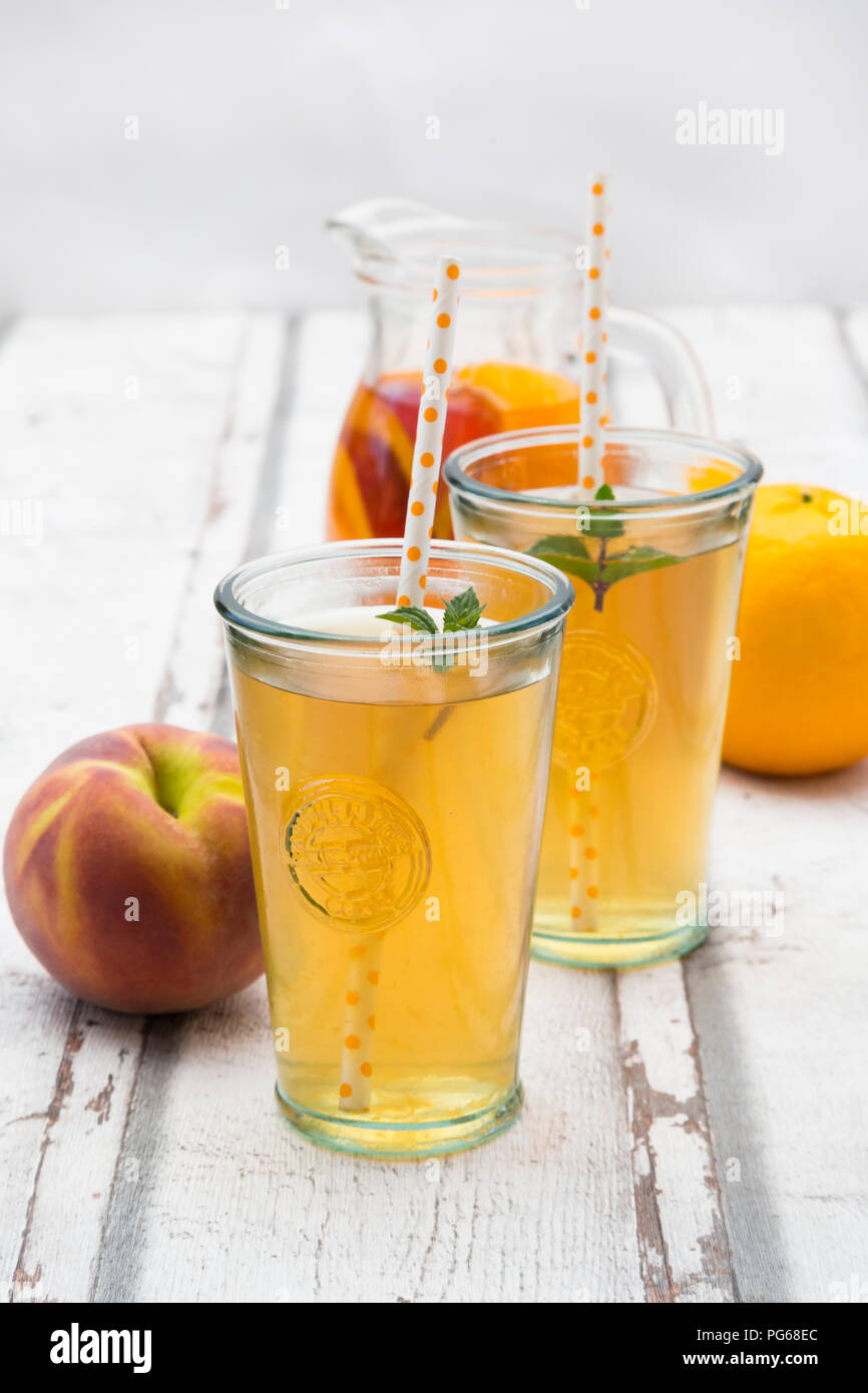 Zwei Gläser Pfirsich Orange Eistee Stockfoto