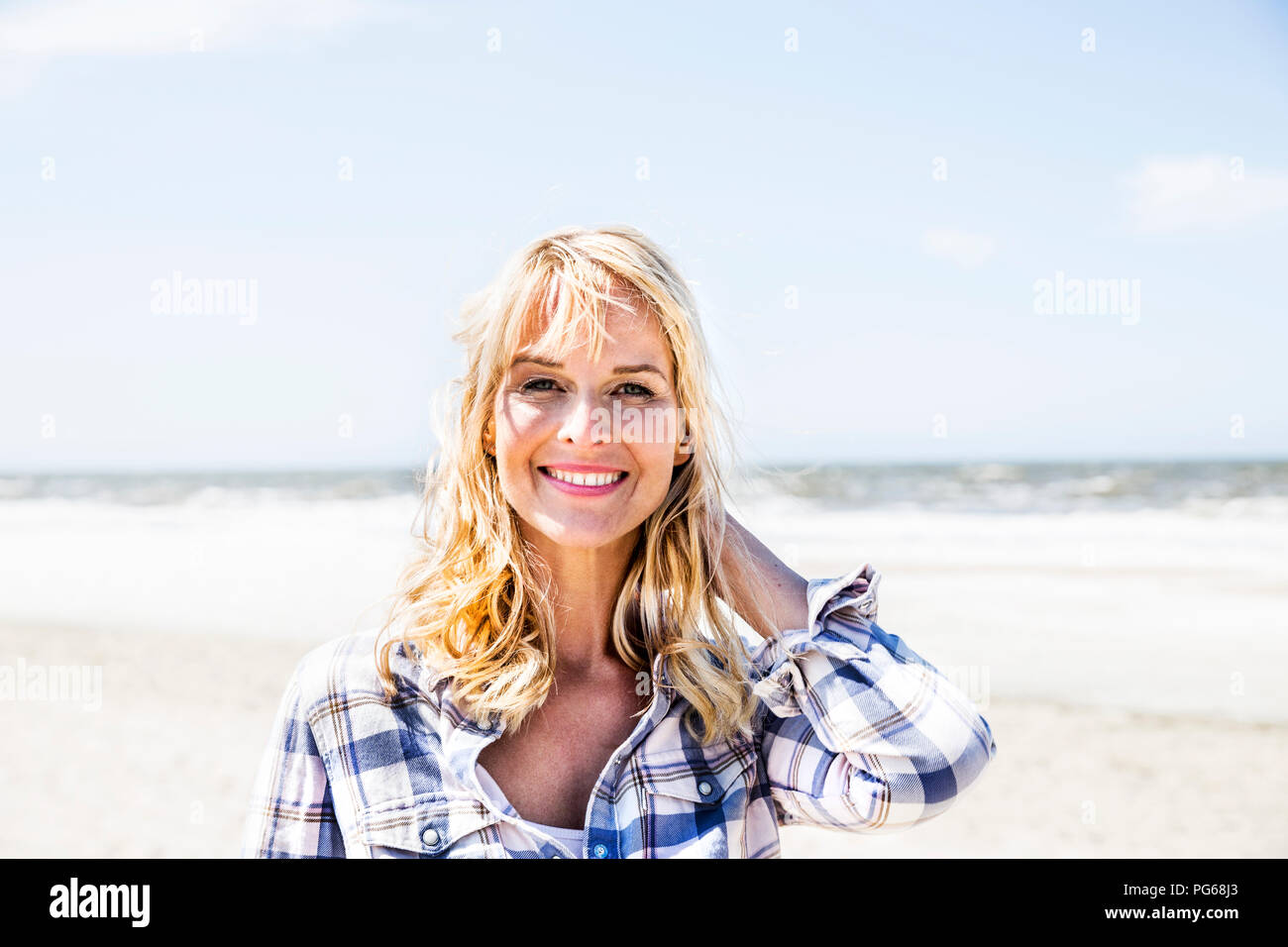 Porträt der lächelnde Frau am Strand Stockfoto