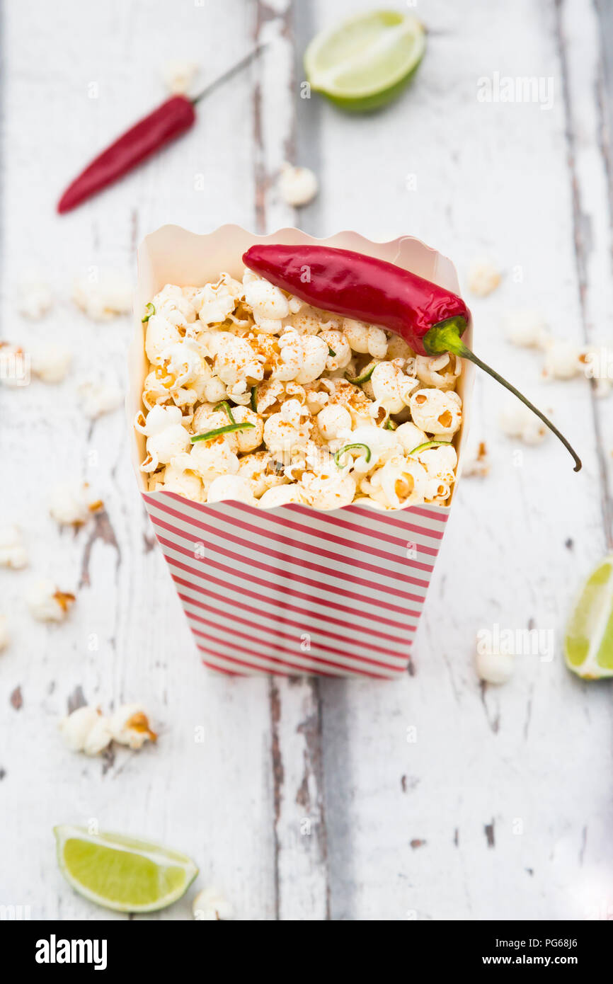 Portion Popcorn gewürzt mit Chili und Kalk Stockfoto