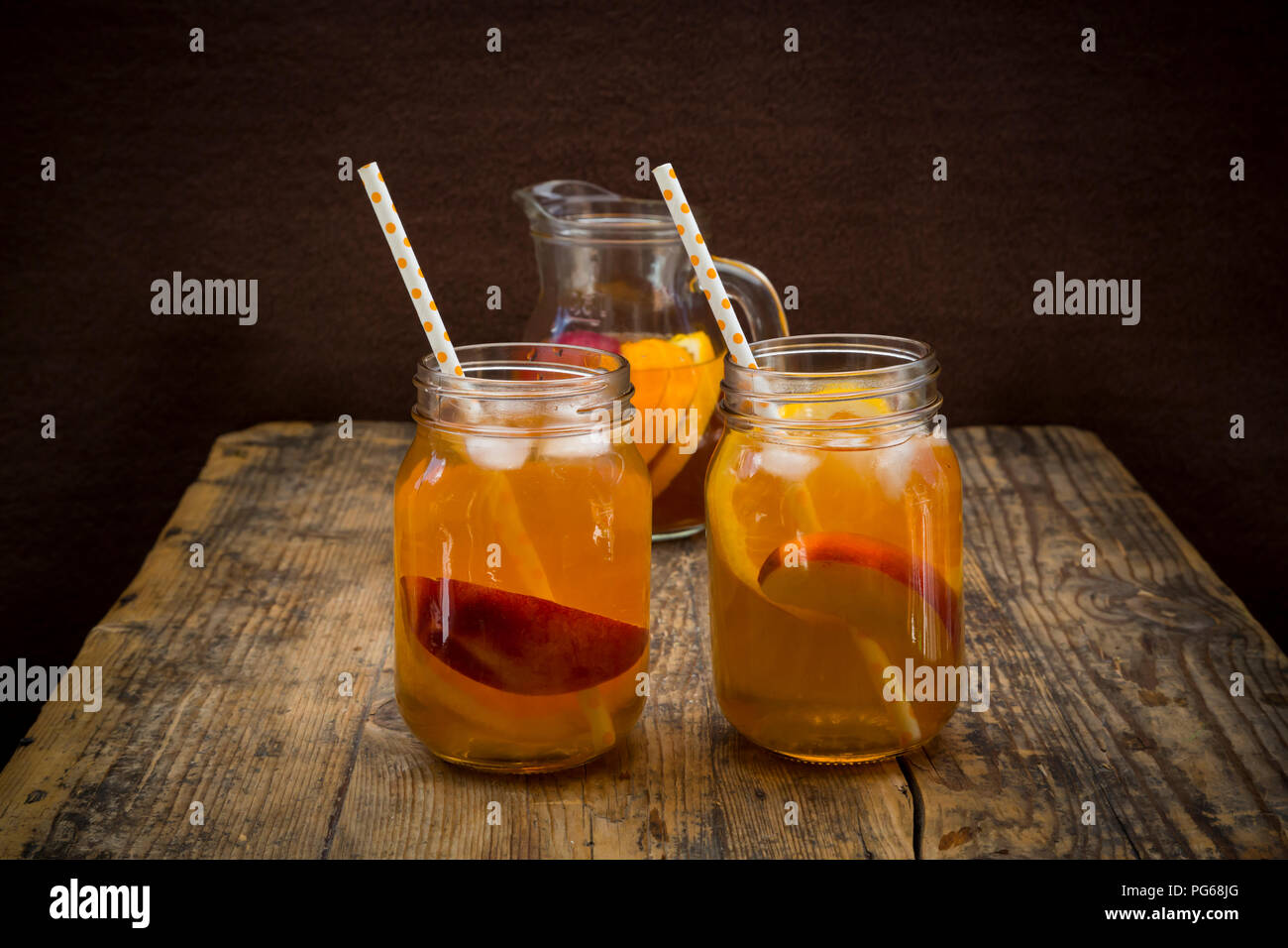 Zwei Gläser Pfirsich Orange Eistee auf Holz Stockfoto
