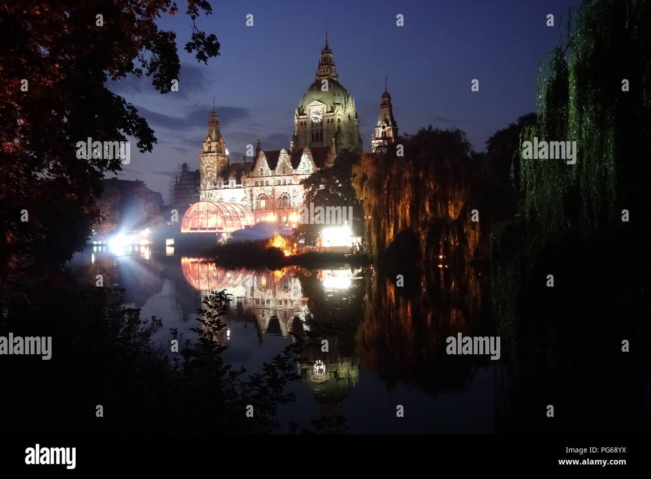 Im Maschpark haben sich am Donnerstagabend zahlreiche Besucher eingefunden, um die generalprobe von Mozarts "Don Giovanni" beim Klassik Open Air zu se Stockfoto