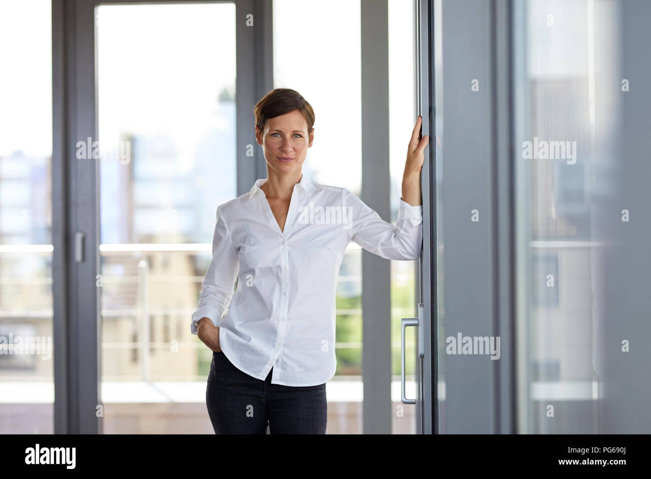 Porträt von zuversichtlich Geschäftsfrau im Büro stehen Stockfoto