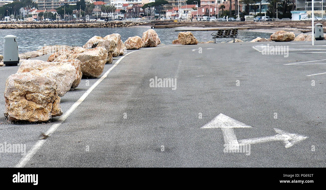 Pfeile auf Küstenstraße Pflaster Übersicht Anfahrt Stockfoto