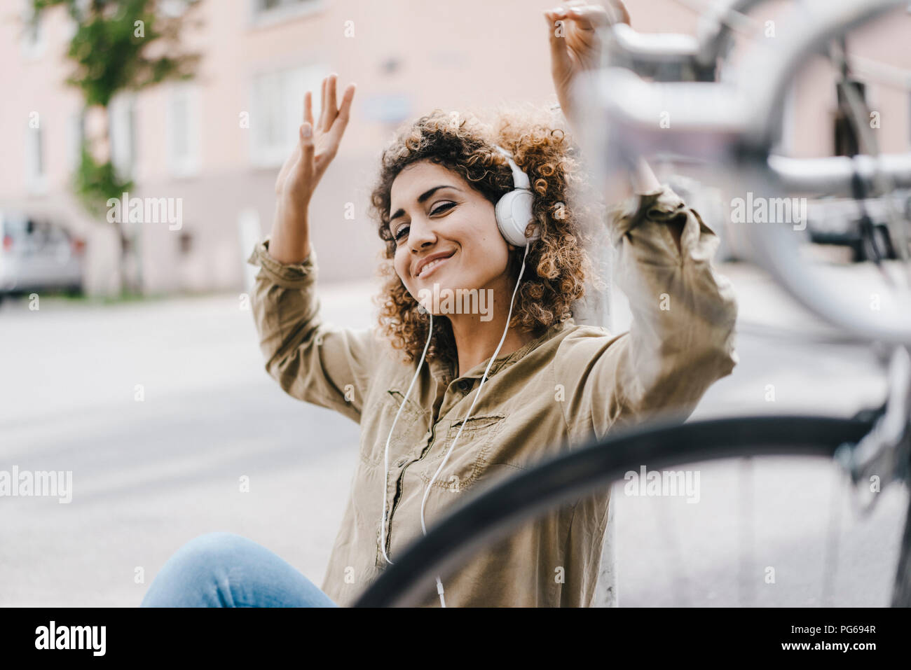 Frau in der Stadt Musik hören mit Kopfhörern Stockfoto