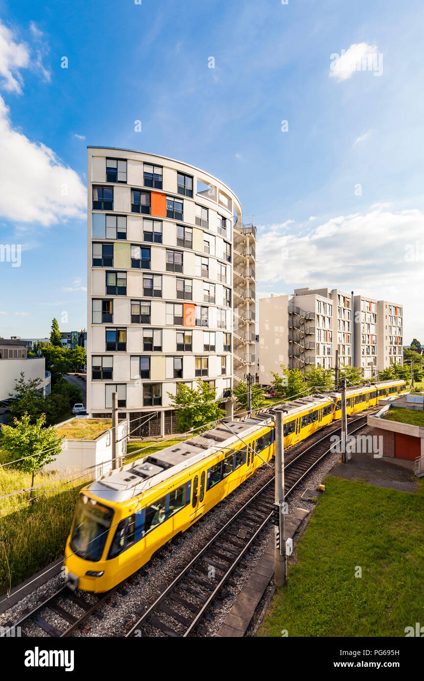 Deutschland, Stuttgart, Wohngebäude und Straßenbahn steigen Stockfoto