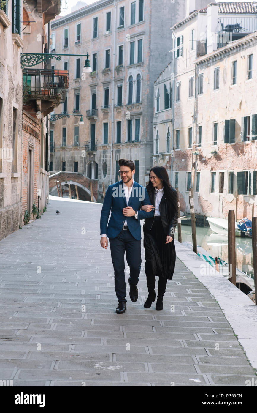 Italien, Venedig, glückliches Paar zu Fuß in der Stadt Stockfoto