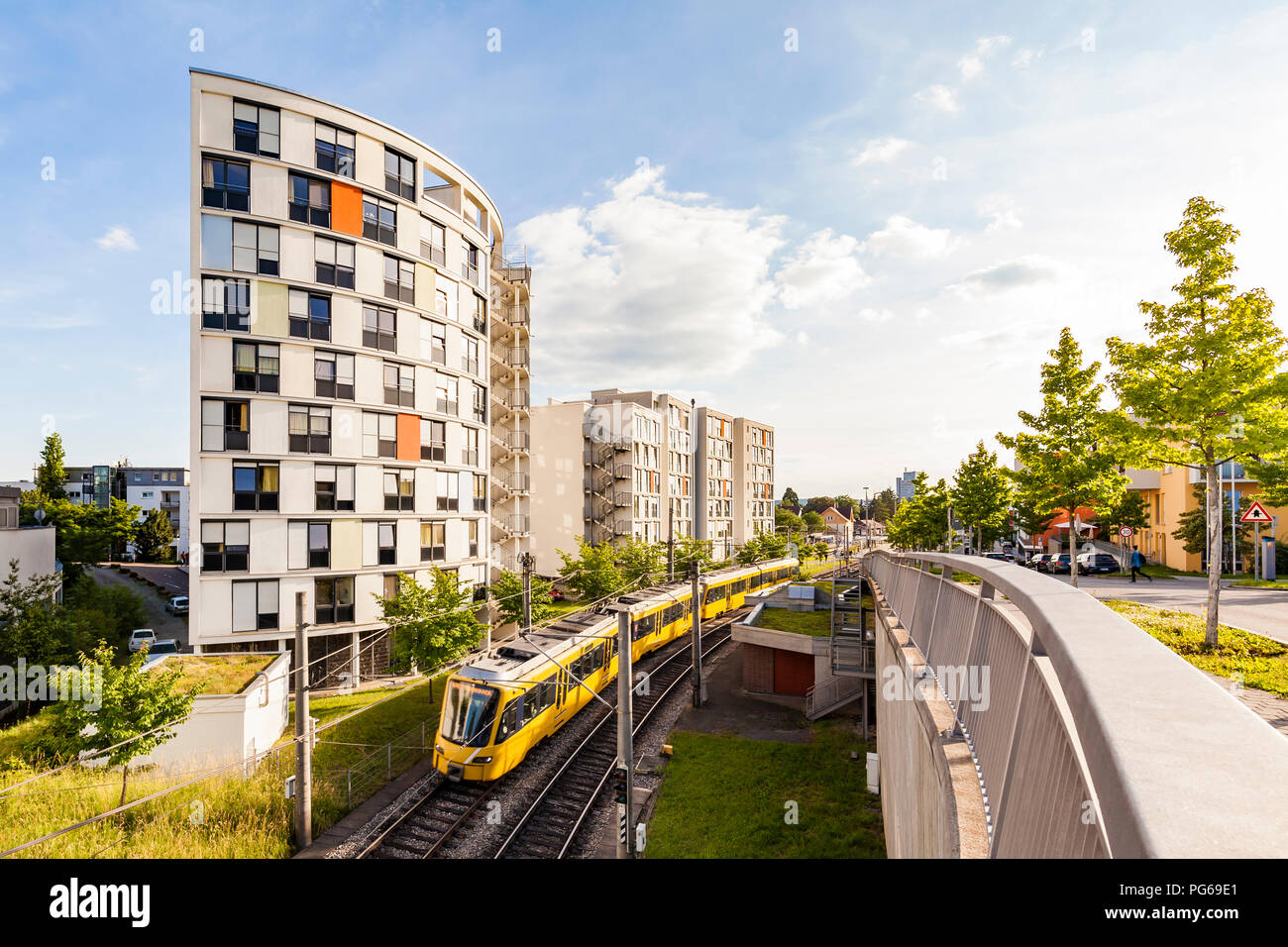 Deutschland, Stuttgart, Wohngebäude und Straßenbahn steigen Stockfoto