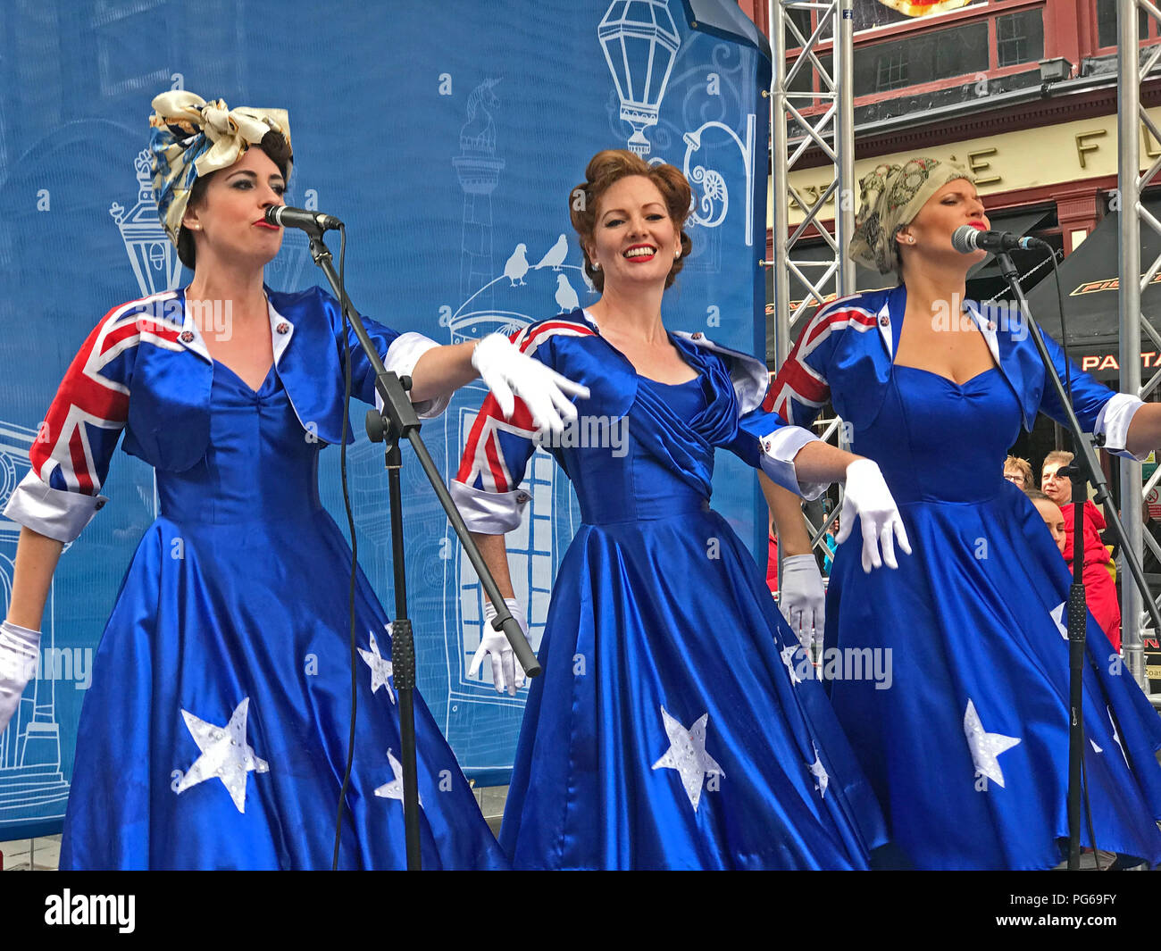 Mädchen aus Oz - Franse auf der Royal Mile, High St, Edinburgh, Schottland, Großbritannien Stockfoto