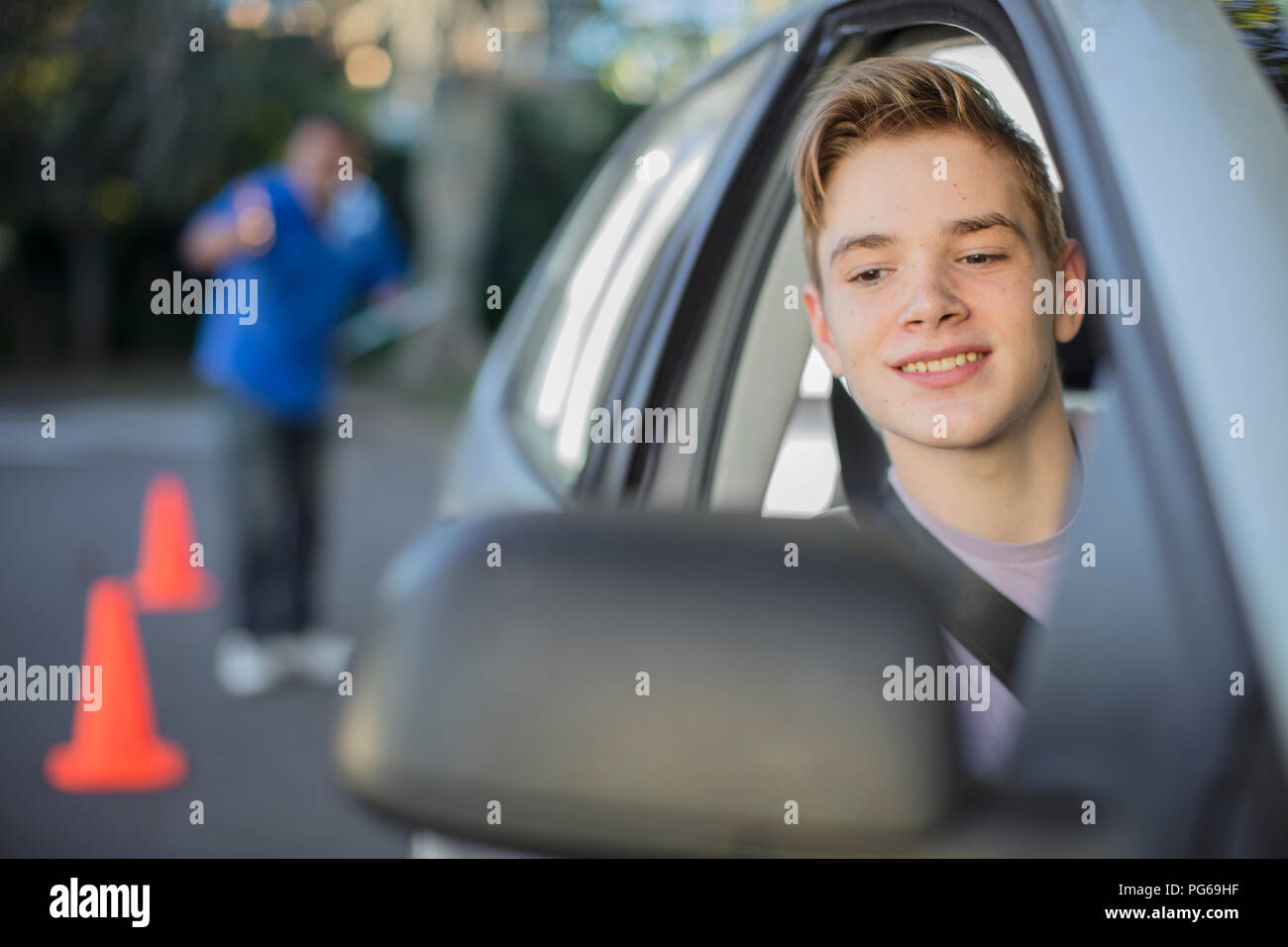 Fahrschüler lernen zu fahren im Rückspiegel eines Autos suchen Stockfoto