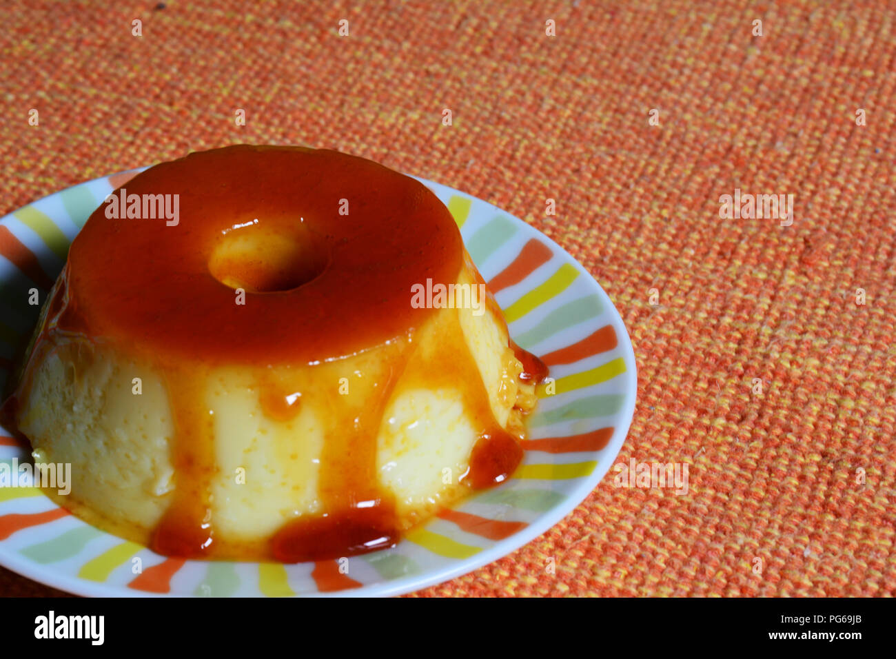 Brasilianische Pudding mit Topping Stockfoto