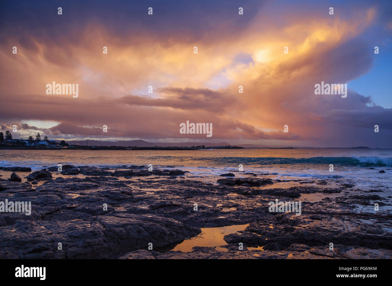 Sonnenuntergang über Shell Harbor, New South Wales, Australien: ein Sonnenuntergang leuchtet eine spektakuläre Wolkenbildung, Stockfoto