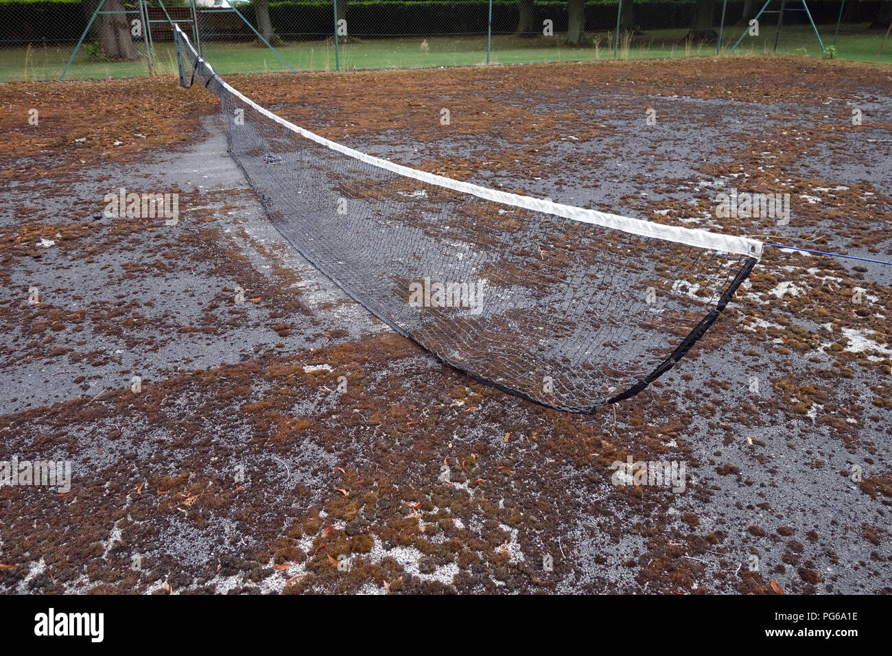 Stillgelegte Tennisplatz in schlechtem Zustand Stockfoto
